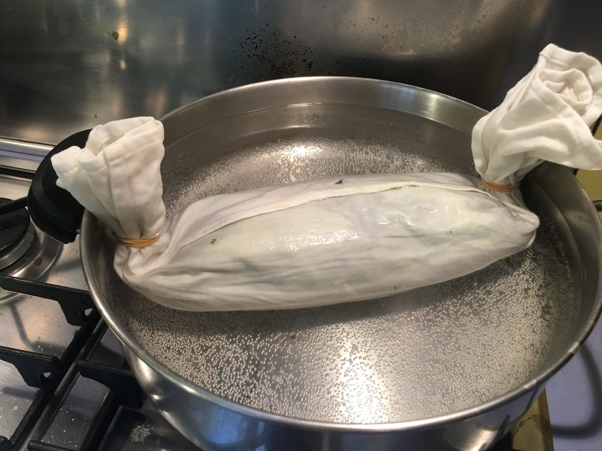 Polpettone di spinaci con crema al limone - in cottura nell'acqua bollente