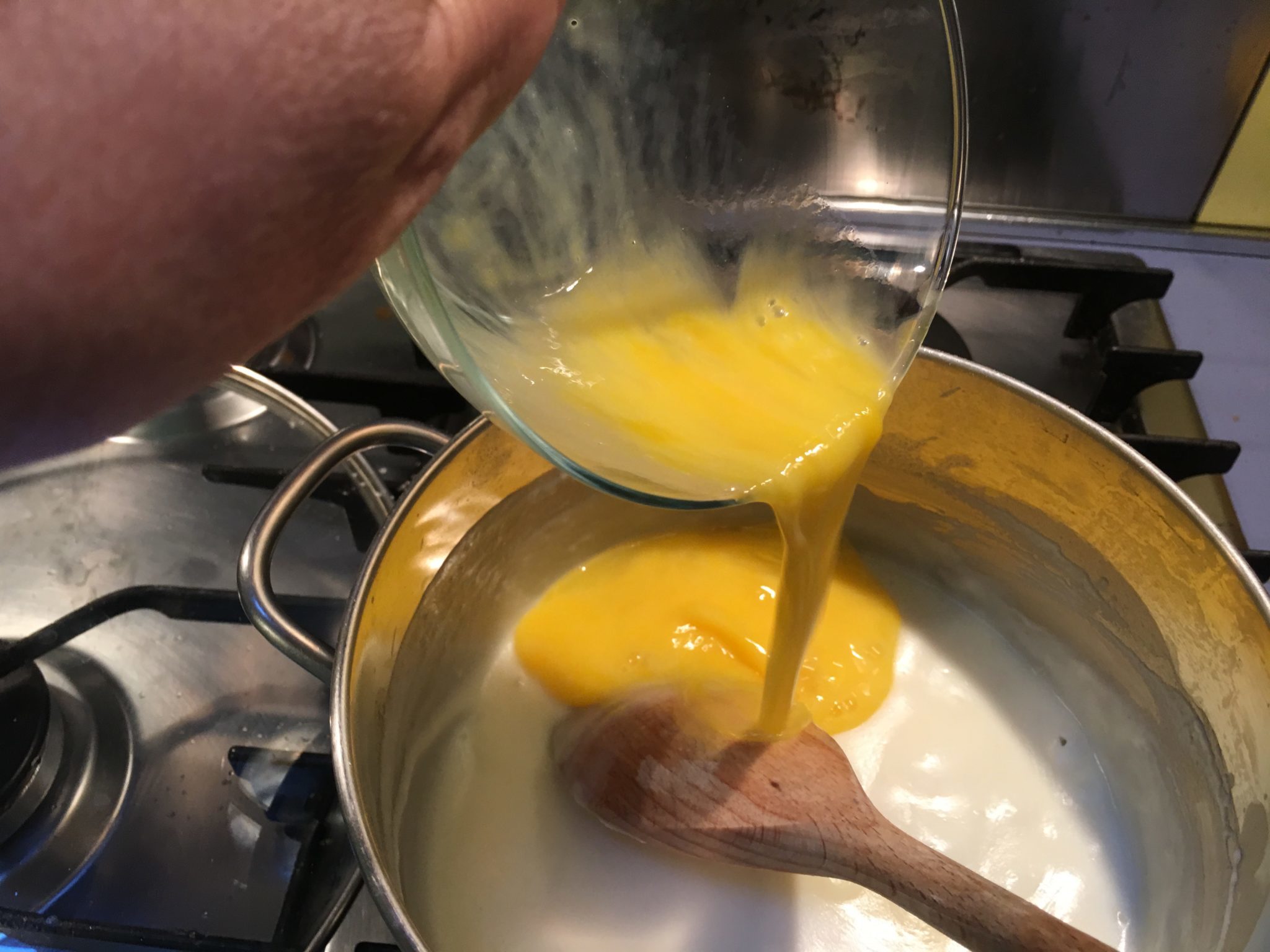 Polpettone di spinaci con crema al limone - aggiunta dell'uovo alla salsa