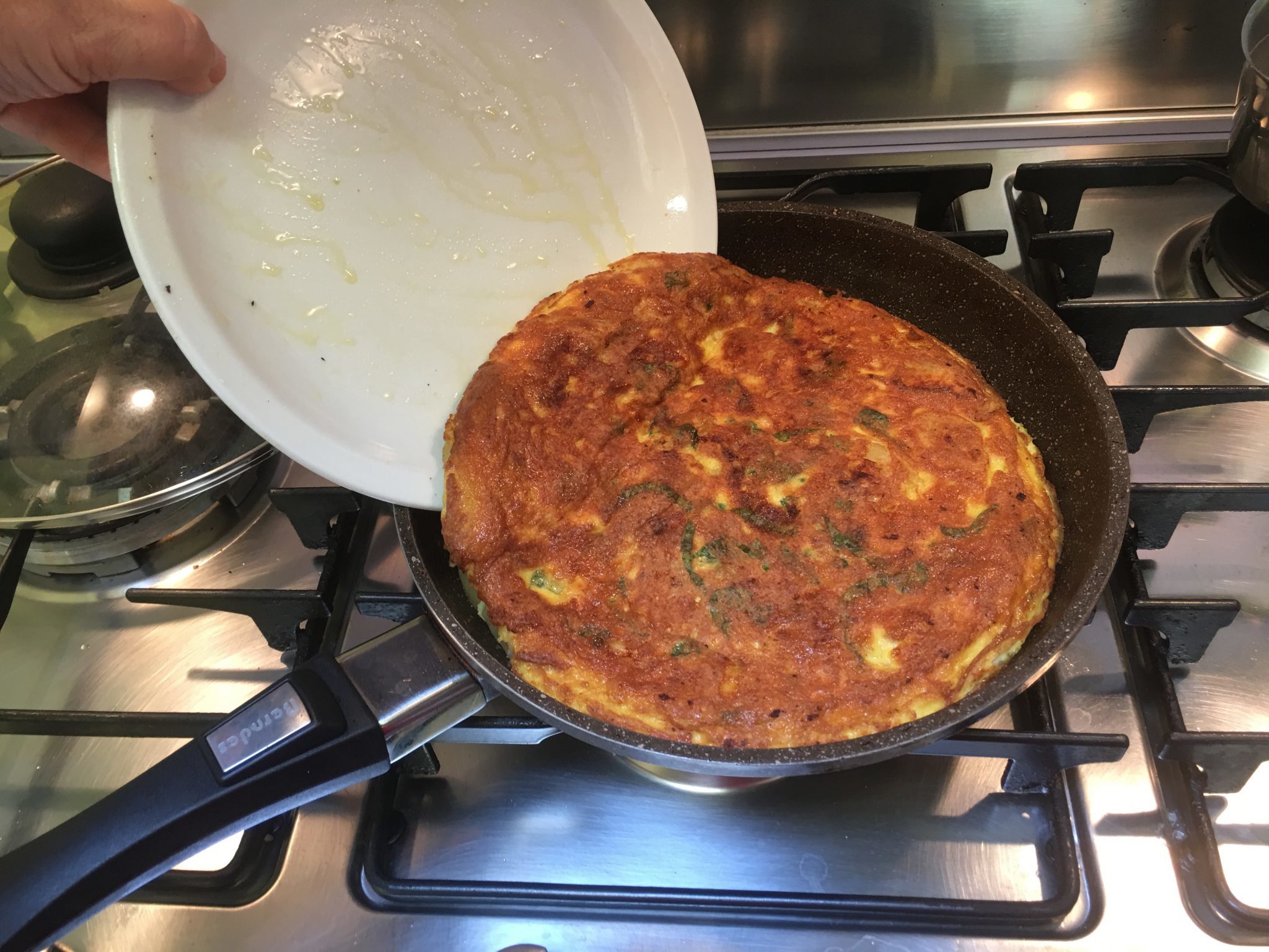 Tortilla di patate al basilico - la tortilla a cuocere dall'altro lato