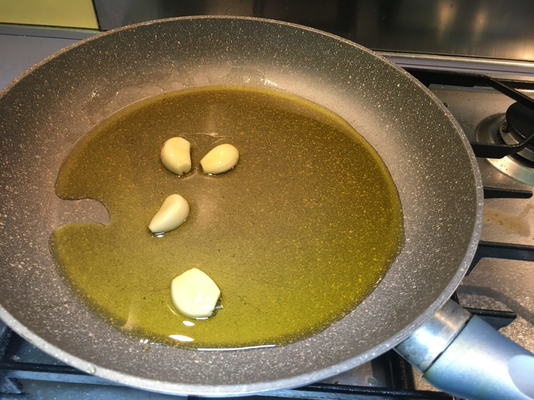 Pancotto alla gricia - l'aglio in padella a soffriggere