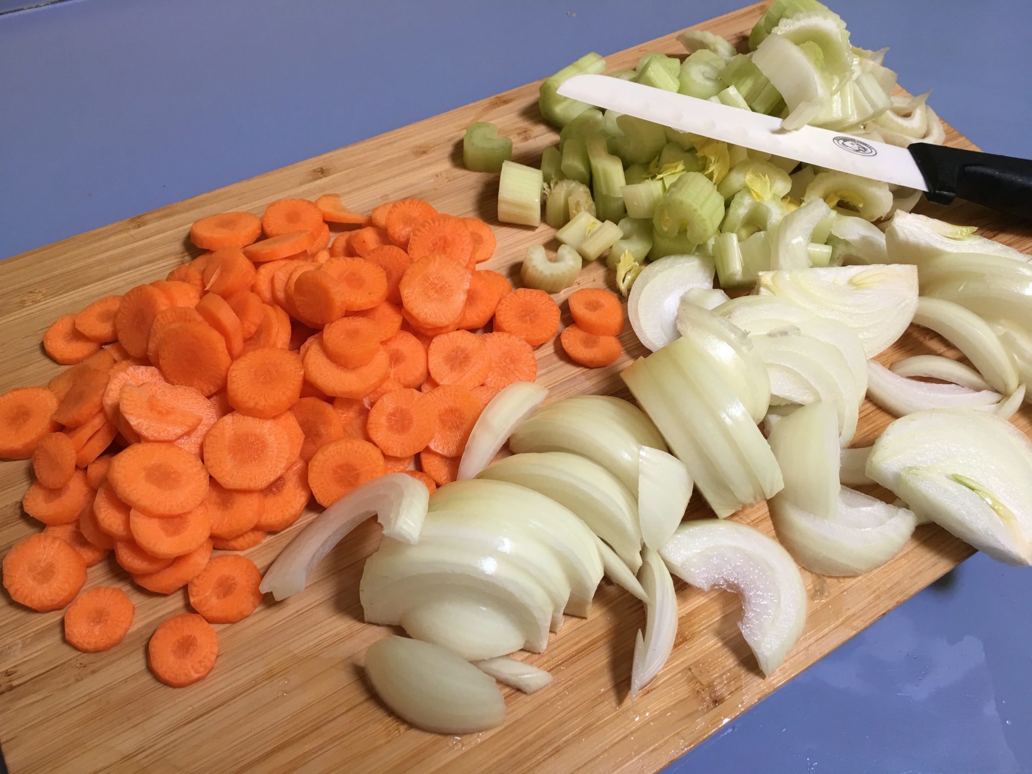 Arrosto morto - cipolle carote e sedano affettati grossi