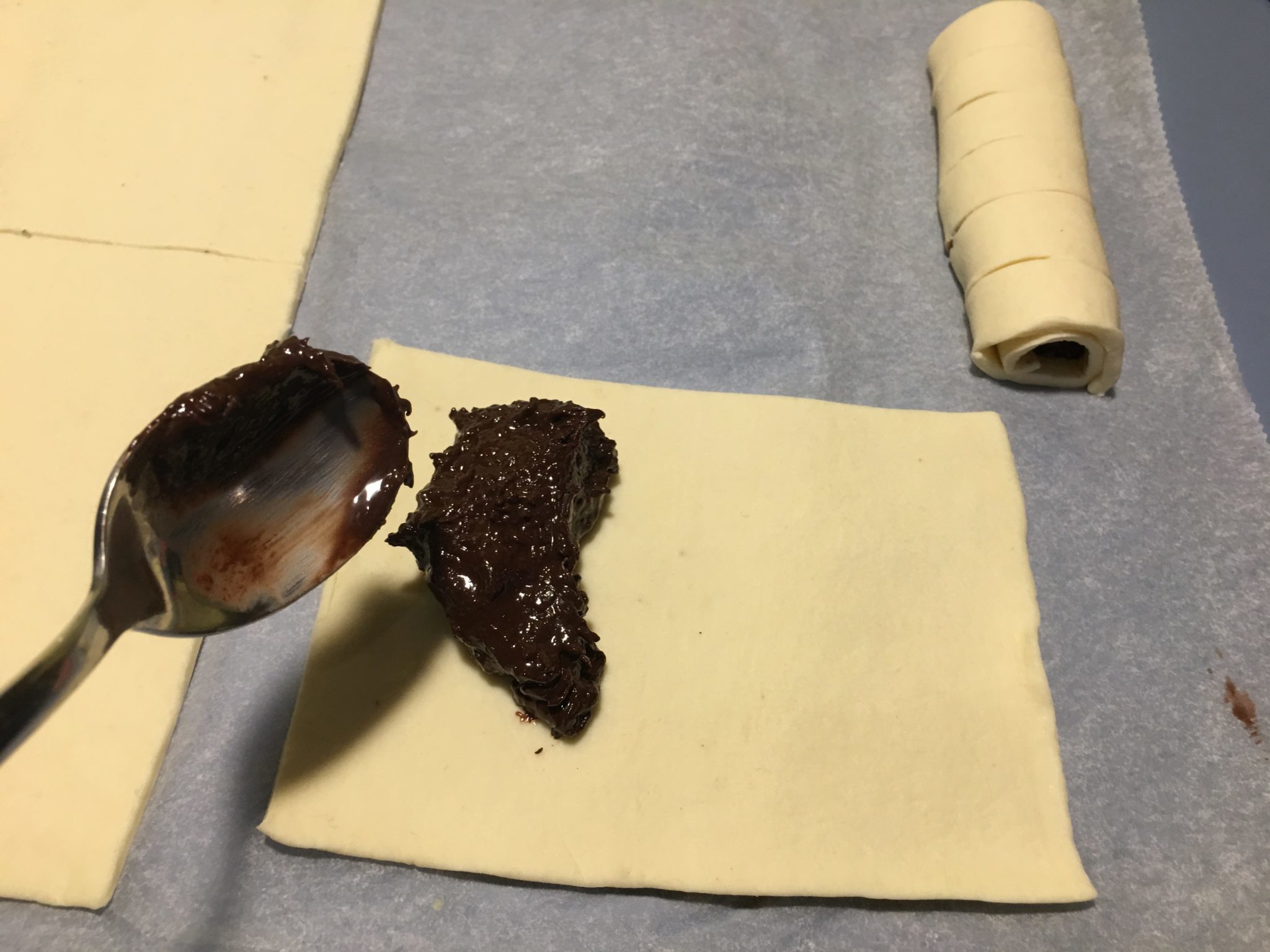 Cannoli alla crema di cioccolato rapidissimi per principianti - la cioccolata sul rettangolo di sfoglia