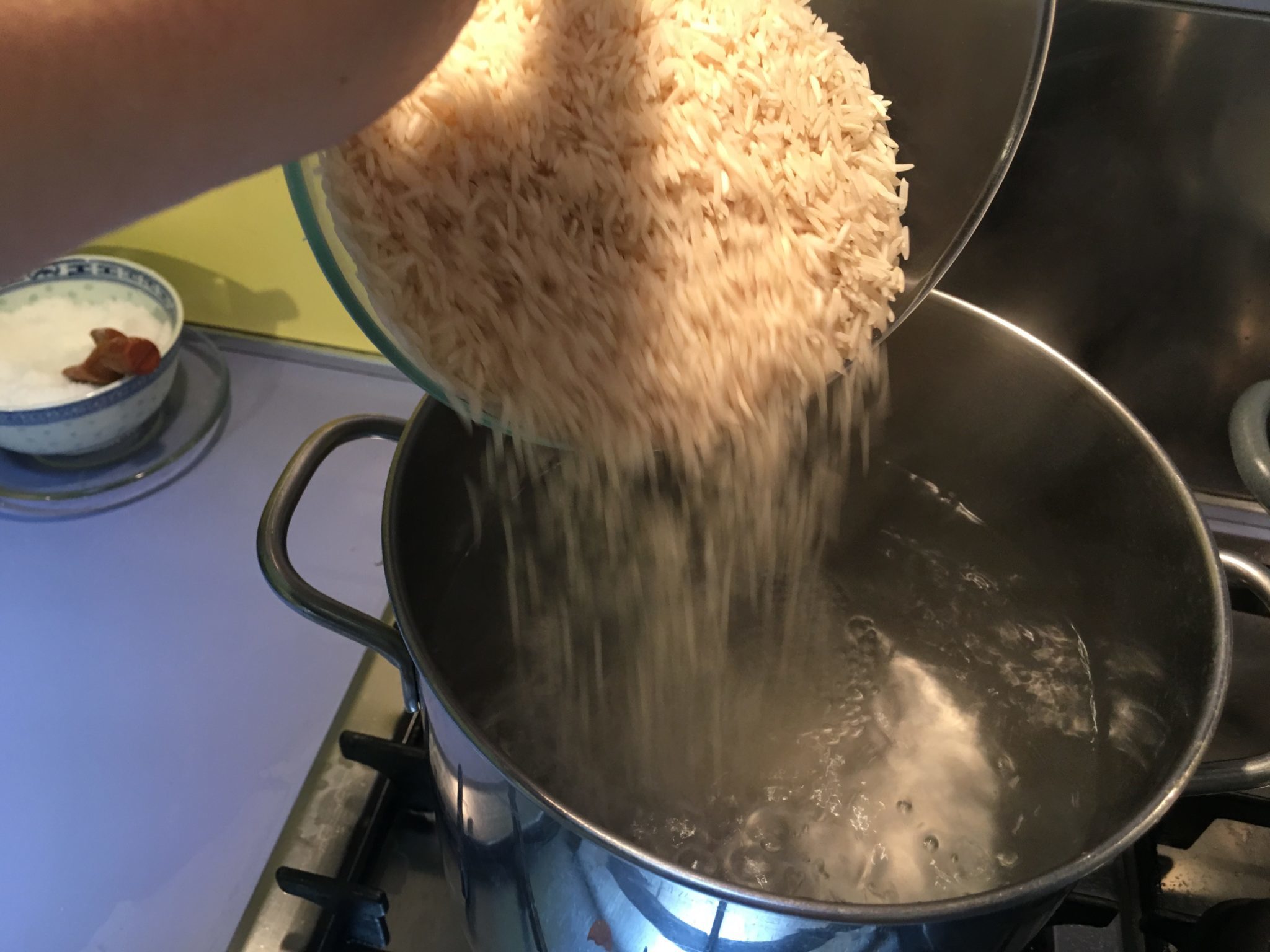 Riso finto cantonese - il riso a bollire