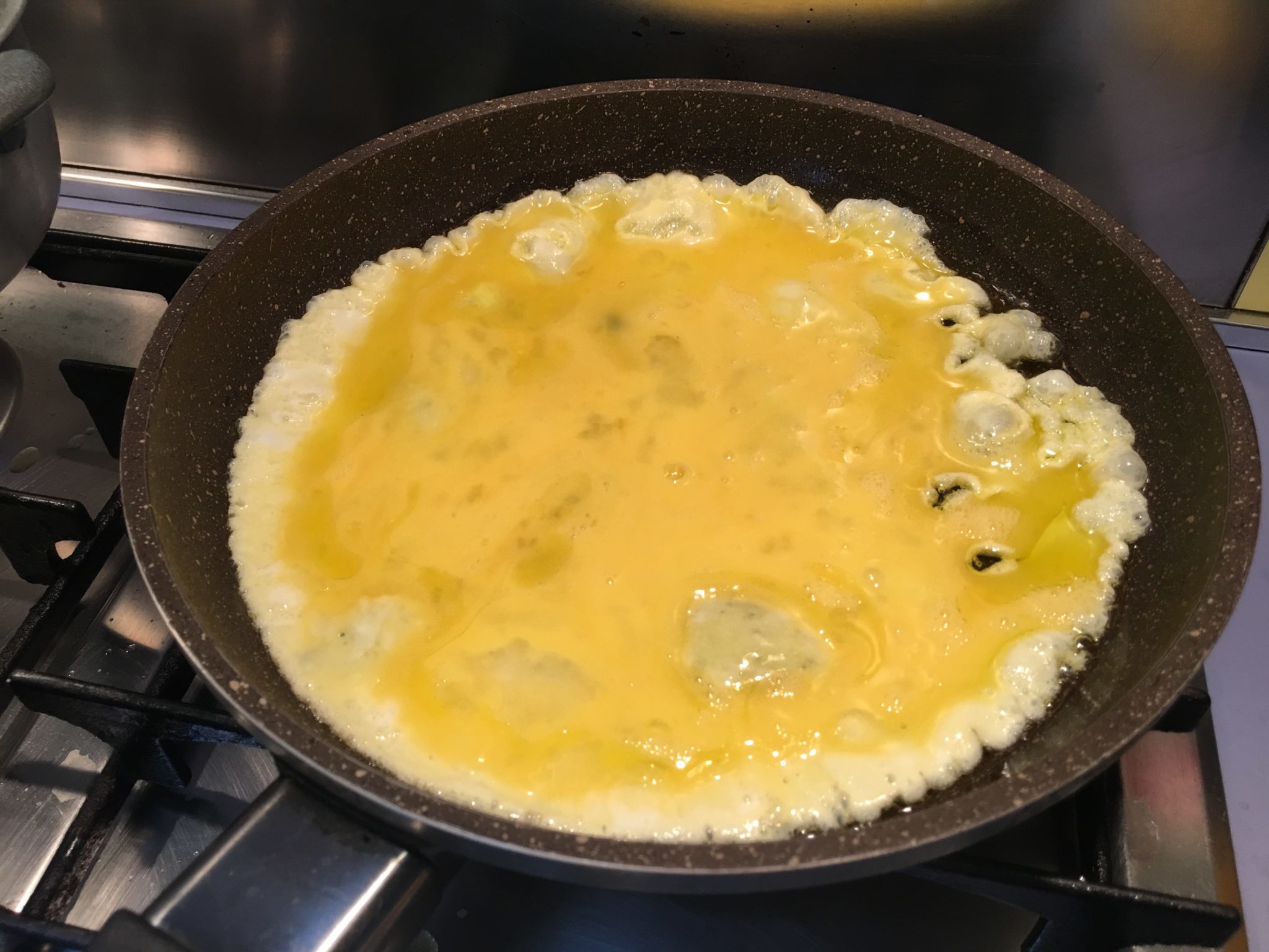 Riso finto cantonese - le uova in cottura