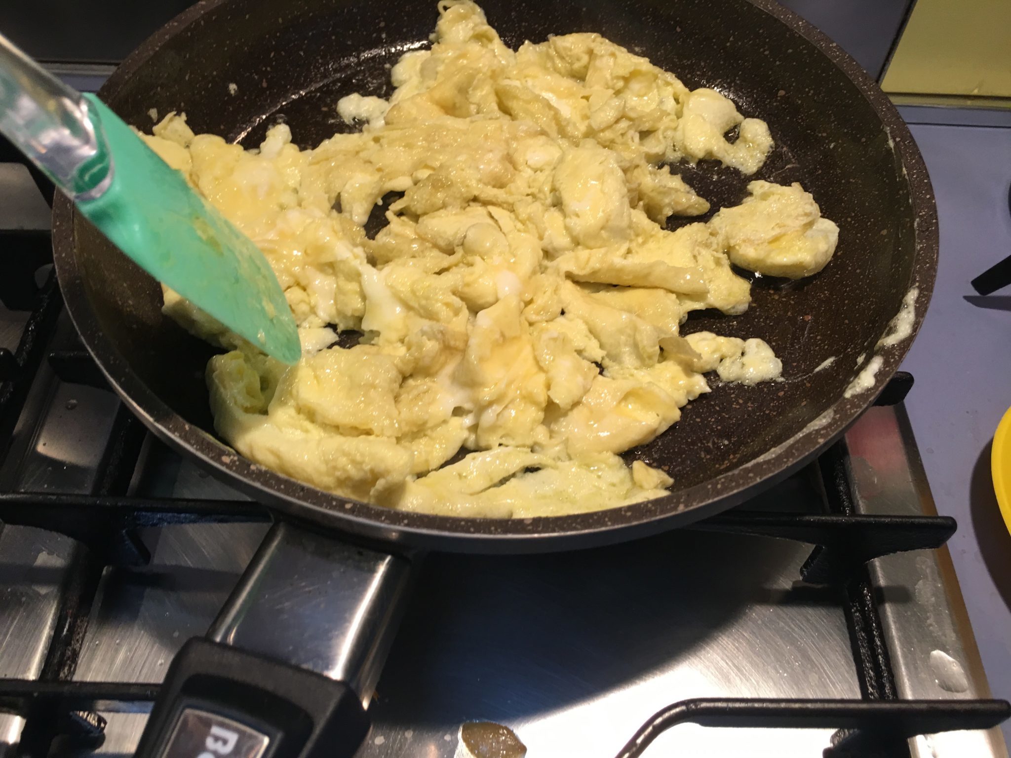 Riso finto cantonese - le uova rapprese e spezzettate