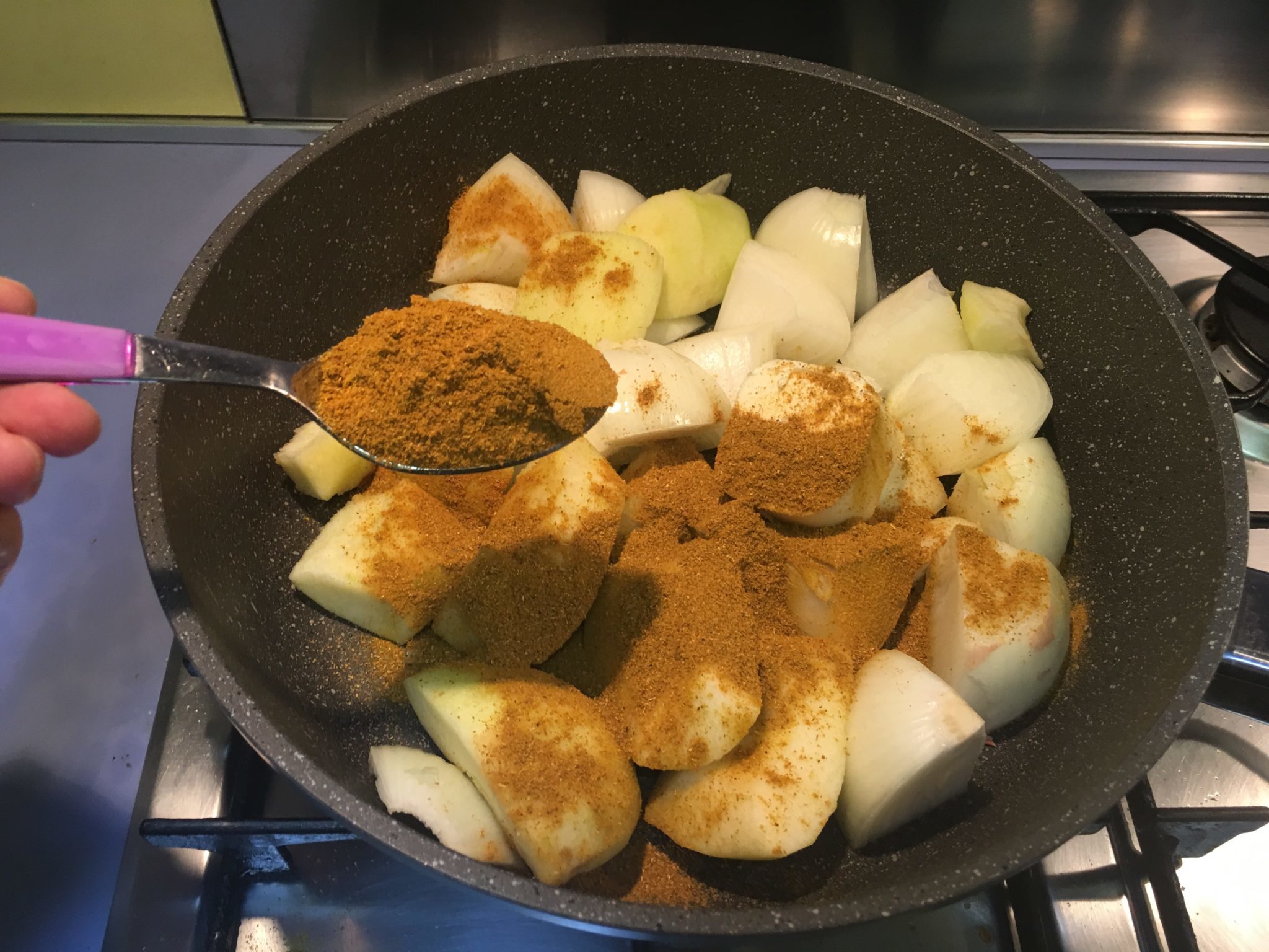 Curry alle mele - tutti gli ingredienti a freddo in padella