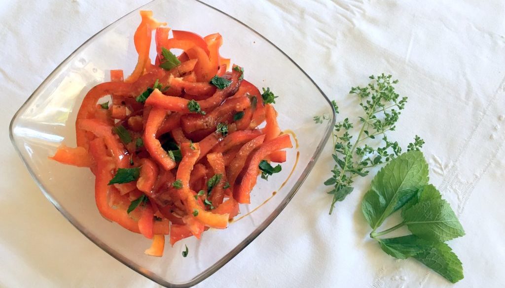 Insalata di peperoni rossi alle erbe aromatiche