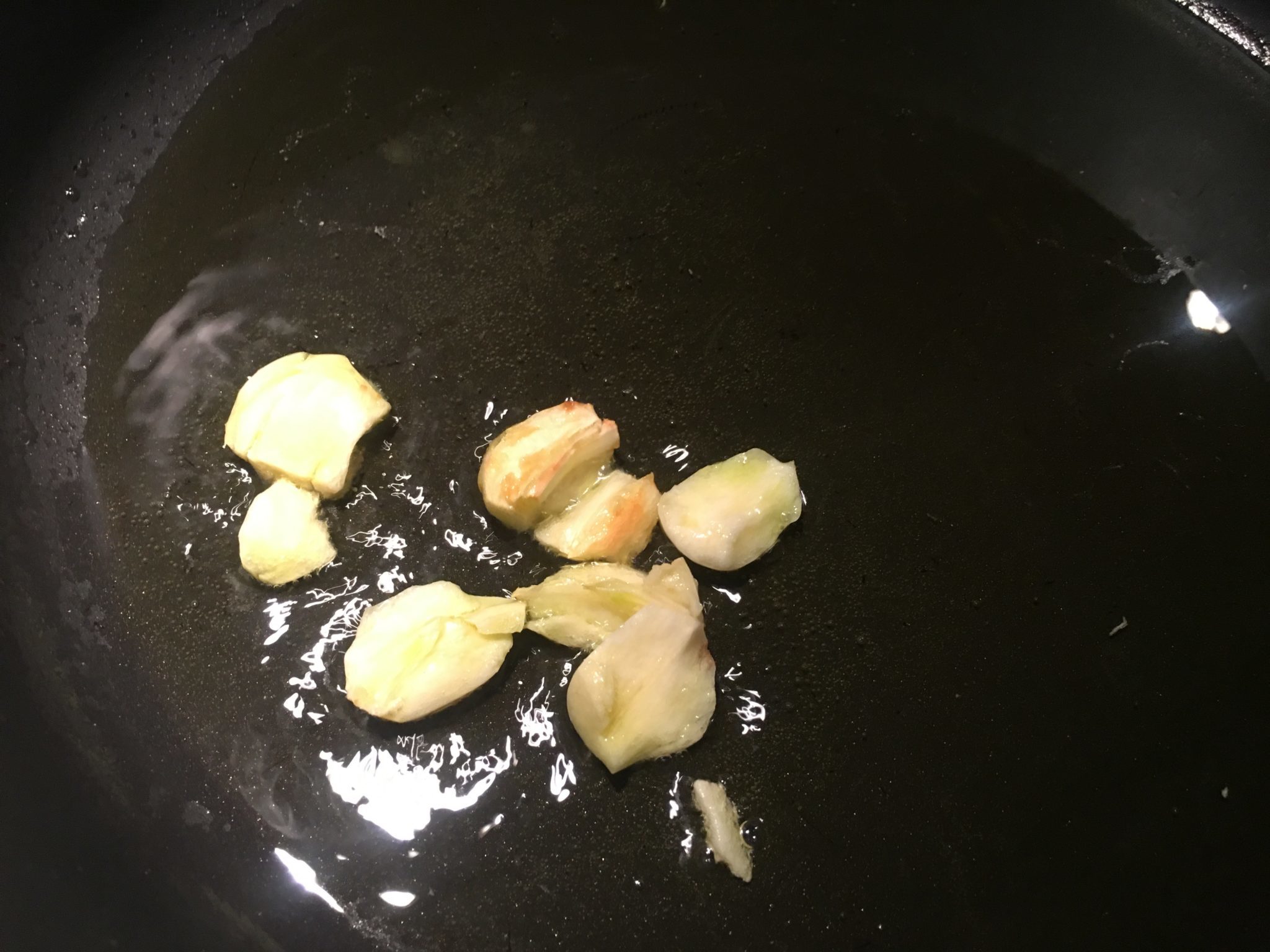 Pollo coi carciofi - l'aglio schiacciato a soffriggere