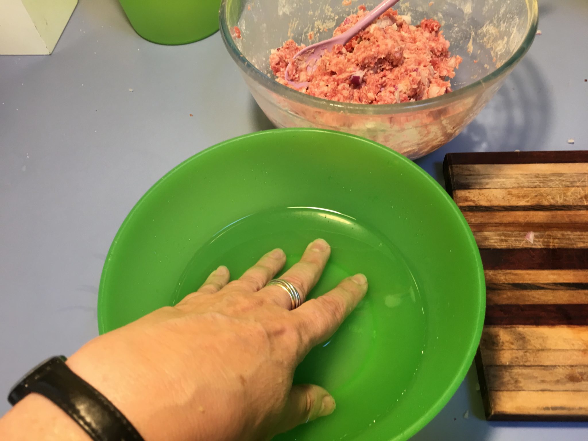 Polpette e patate al forno per principianti - bagnarsi le mani