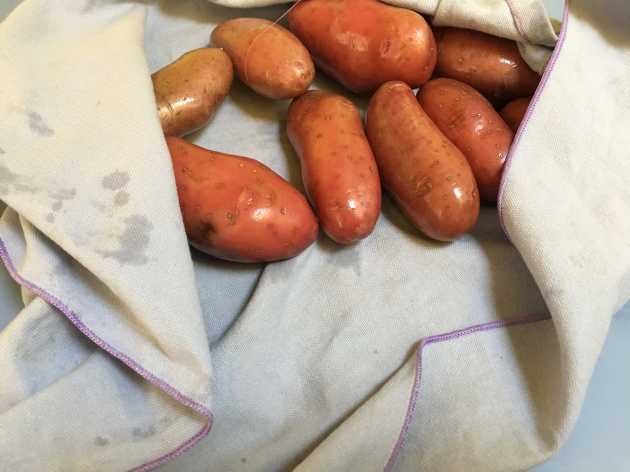 Polpette e patate al forno per principianti -  patate ad asciugare su canovaccio