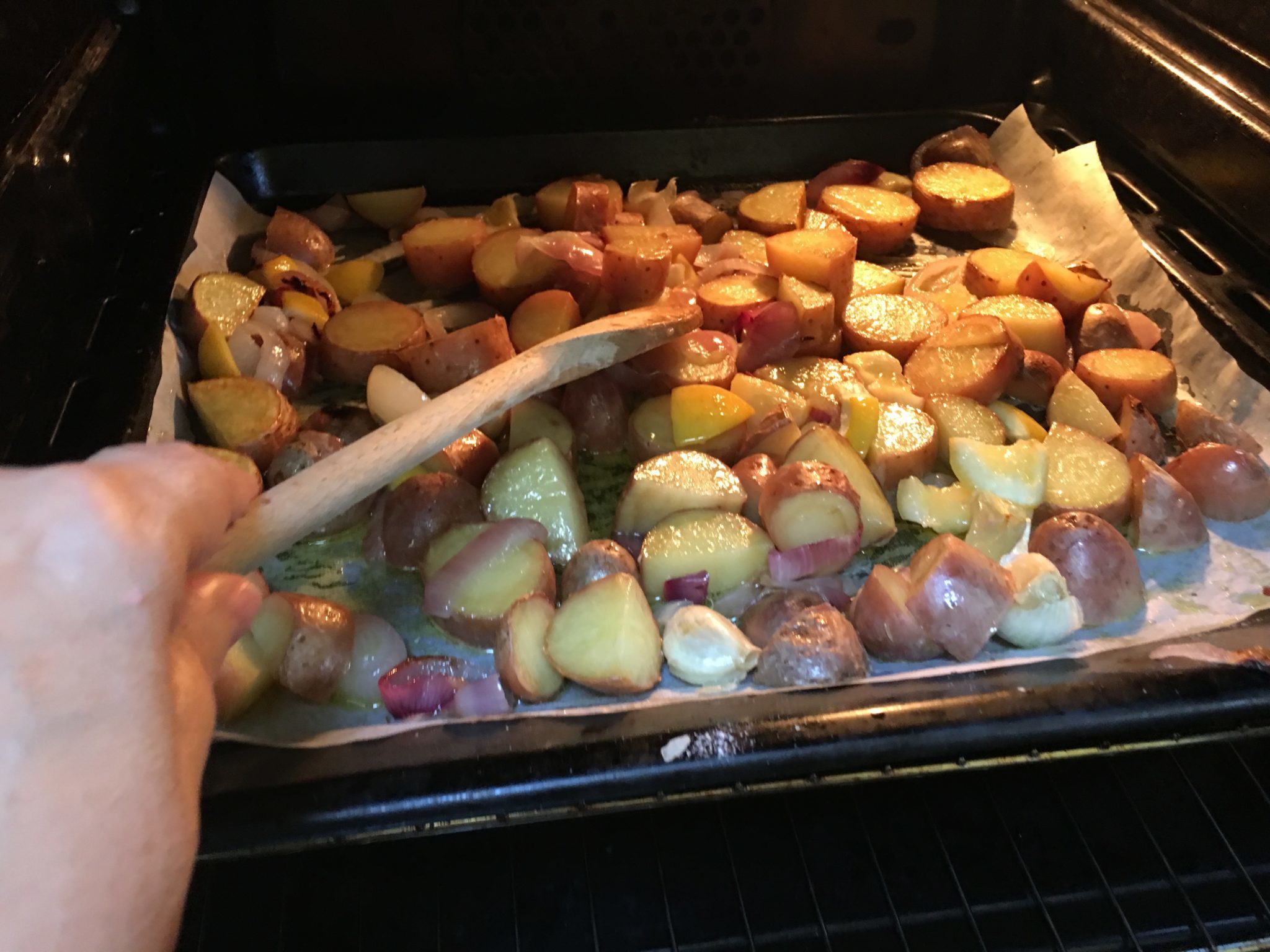 Polpette e patate al forno per principianti - mescolare a metà cottura