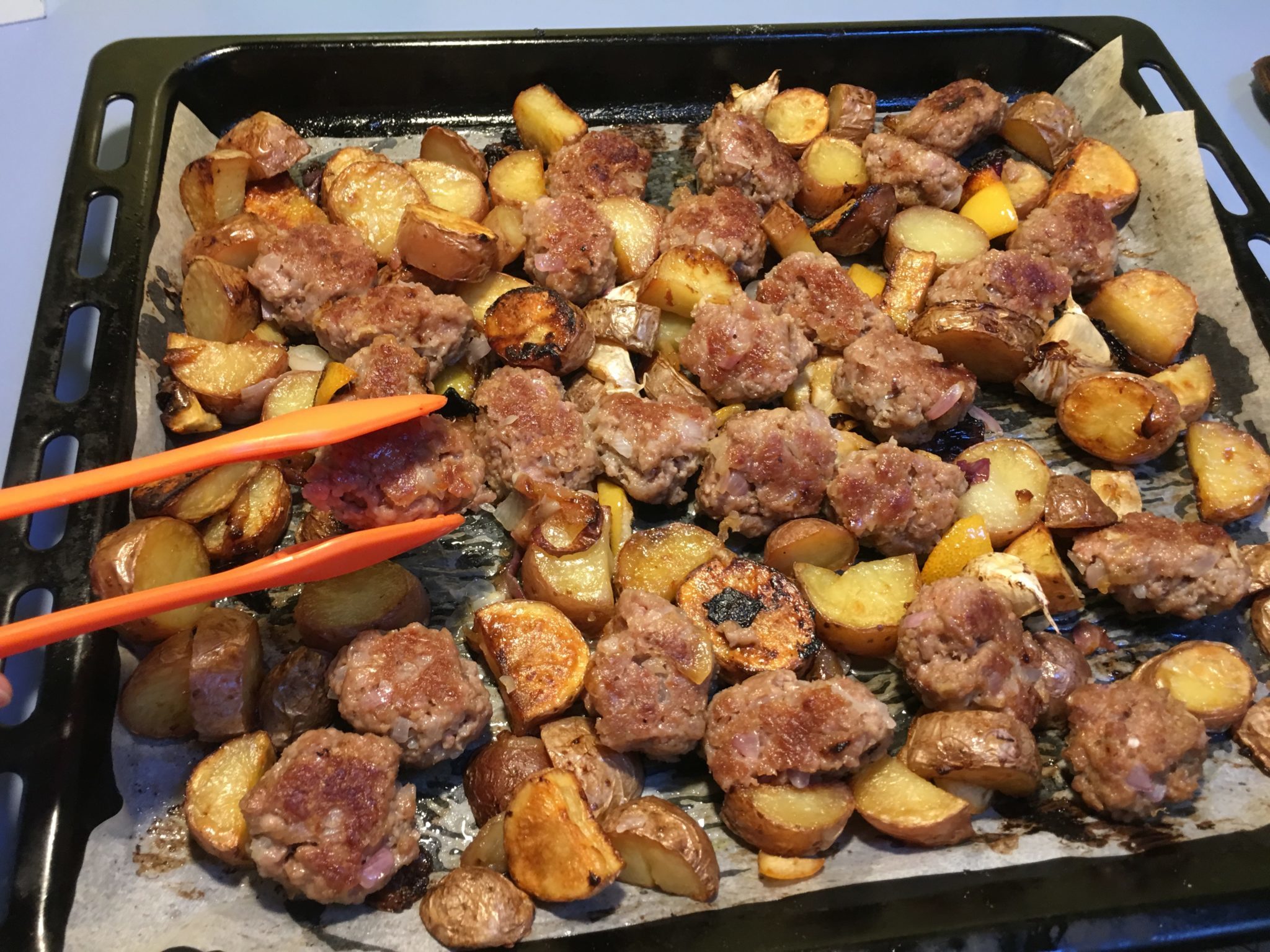 Polpette e patate al forno per principianti - polpette girate a metà cottura