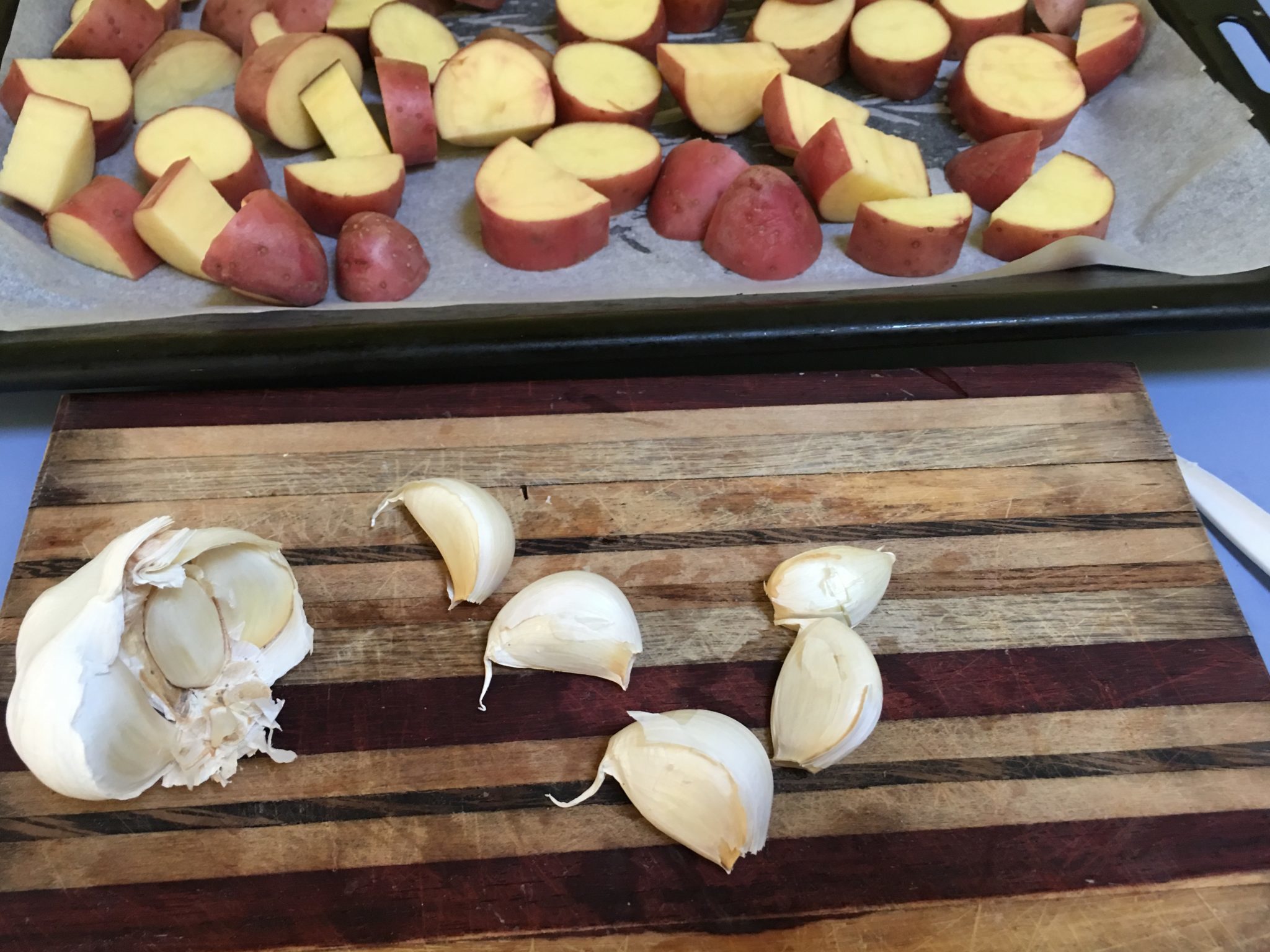 Polpette e patate al forno per principianti - spicchi d'aglio con tutta la buccia