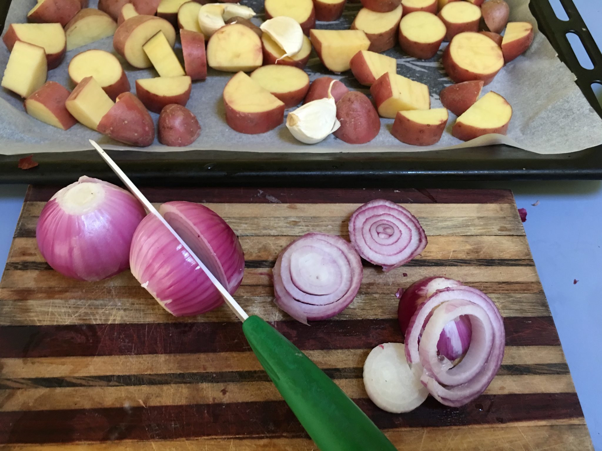 Polpette e patate al forno per principianti - cipolle tagliate orizzontalmente