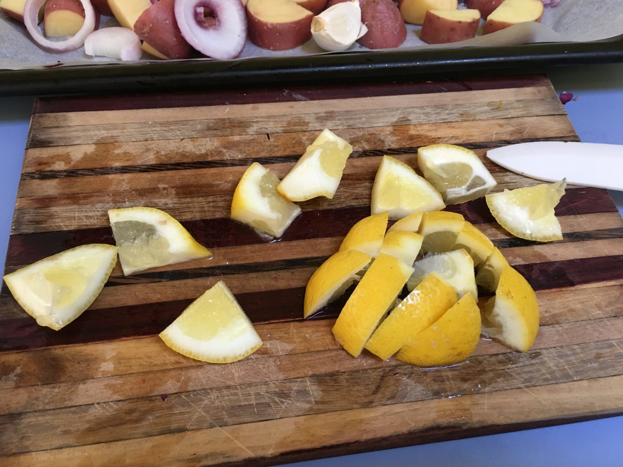 Polpette e patate al forno per principianti - limone non trattato a pezzetti