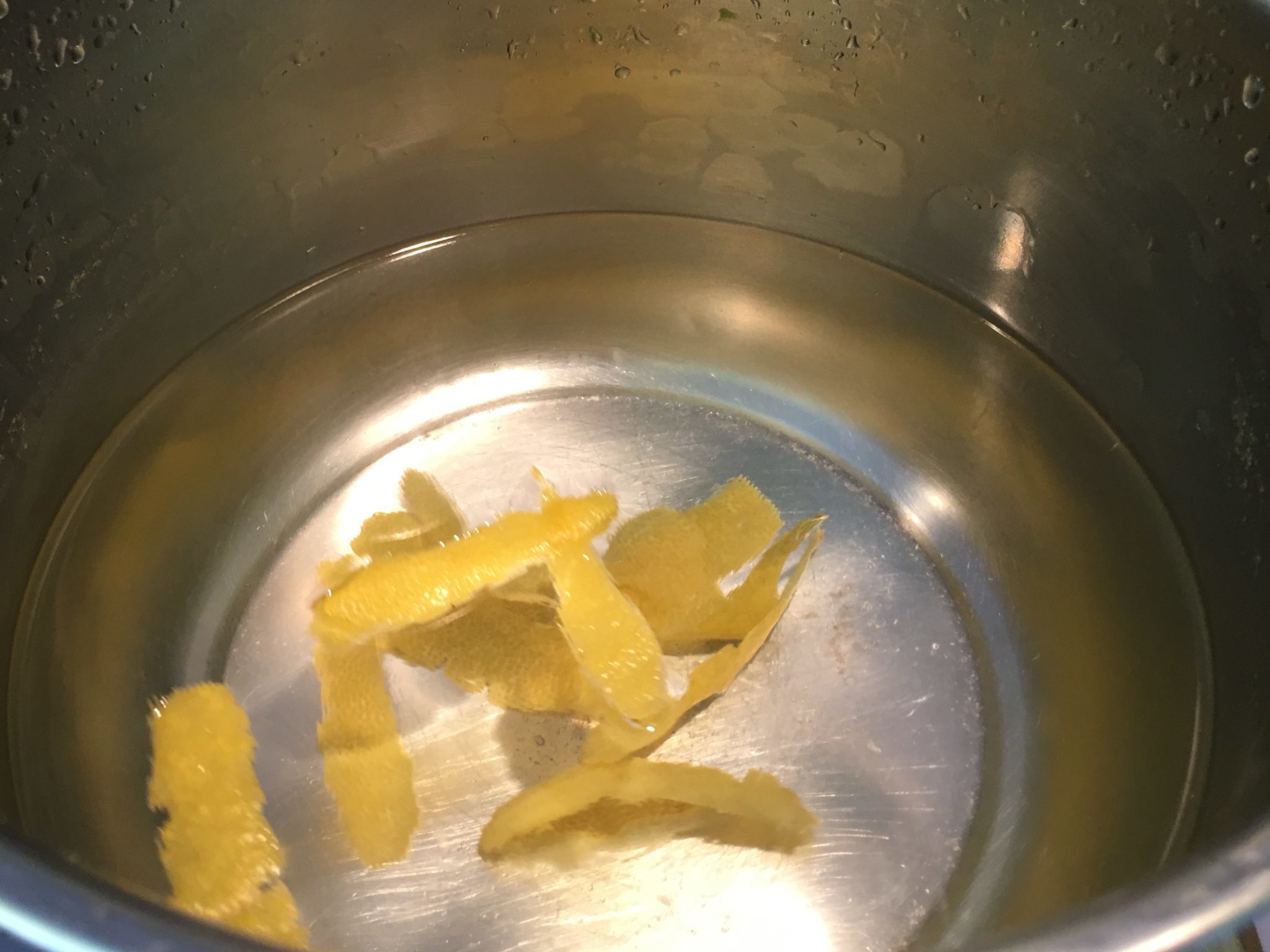 Tagliatelle al limone - bucce di limone nell'acqua di cottura