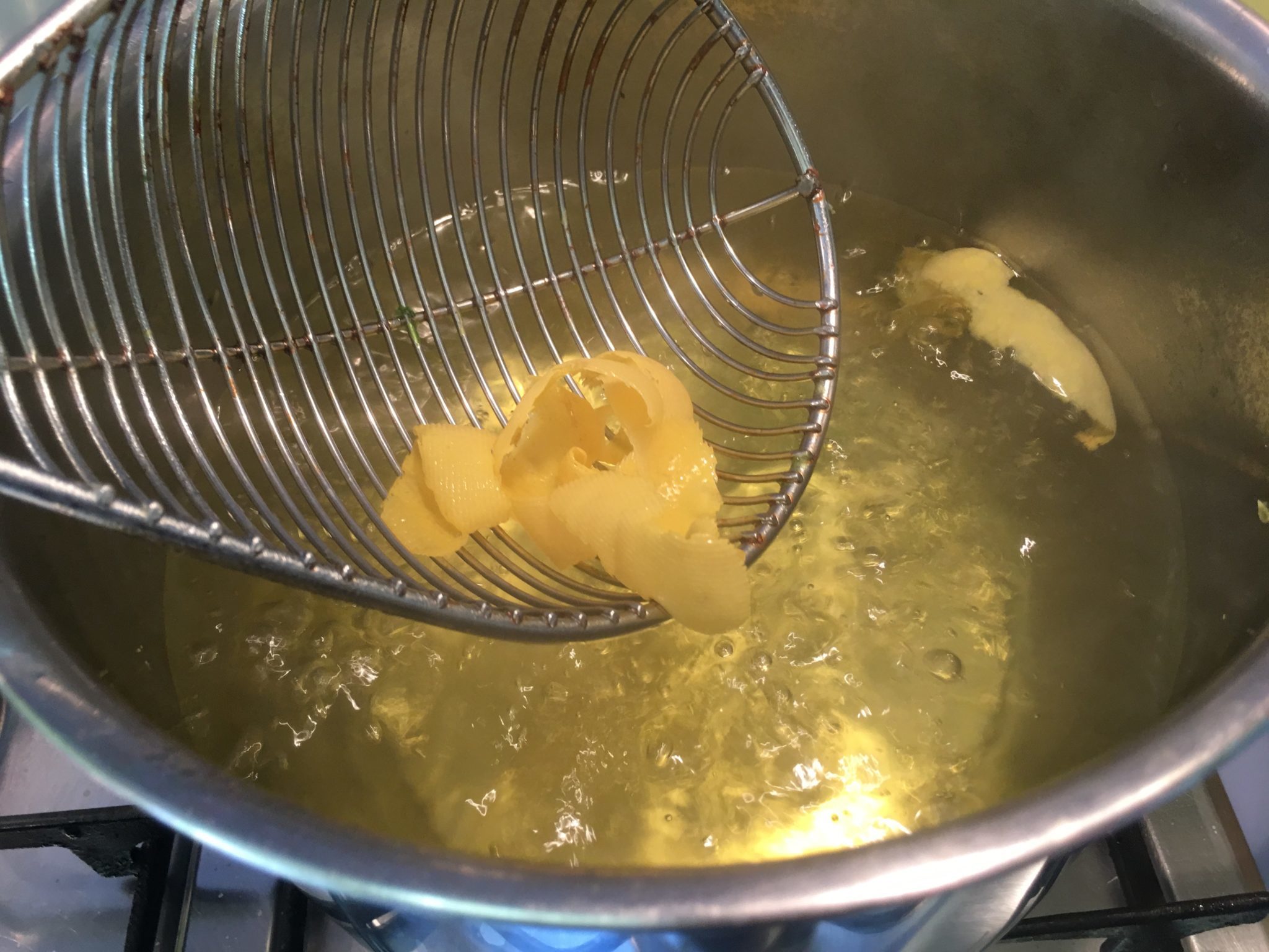 Tagliatelle al limone - togliere la buccia di limone dall'acqua in ebollizione
