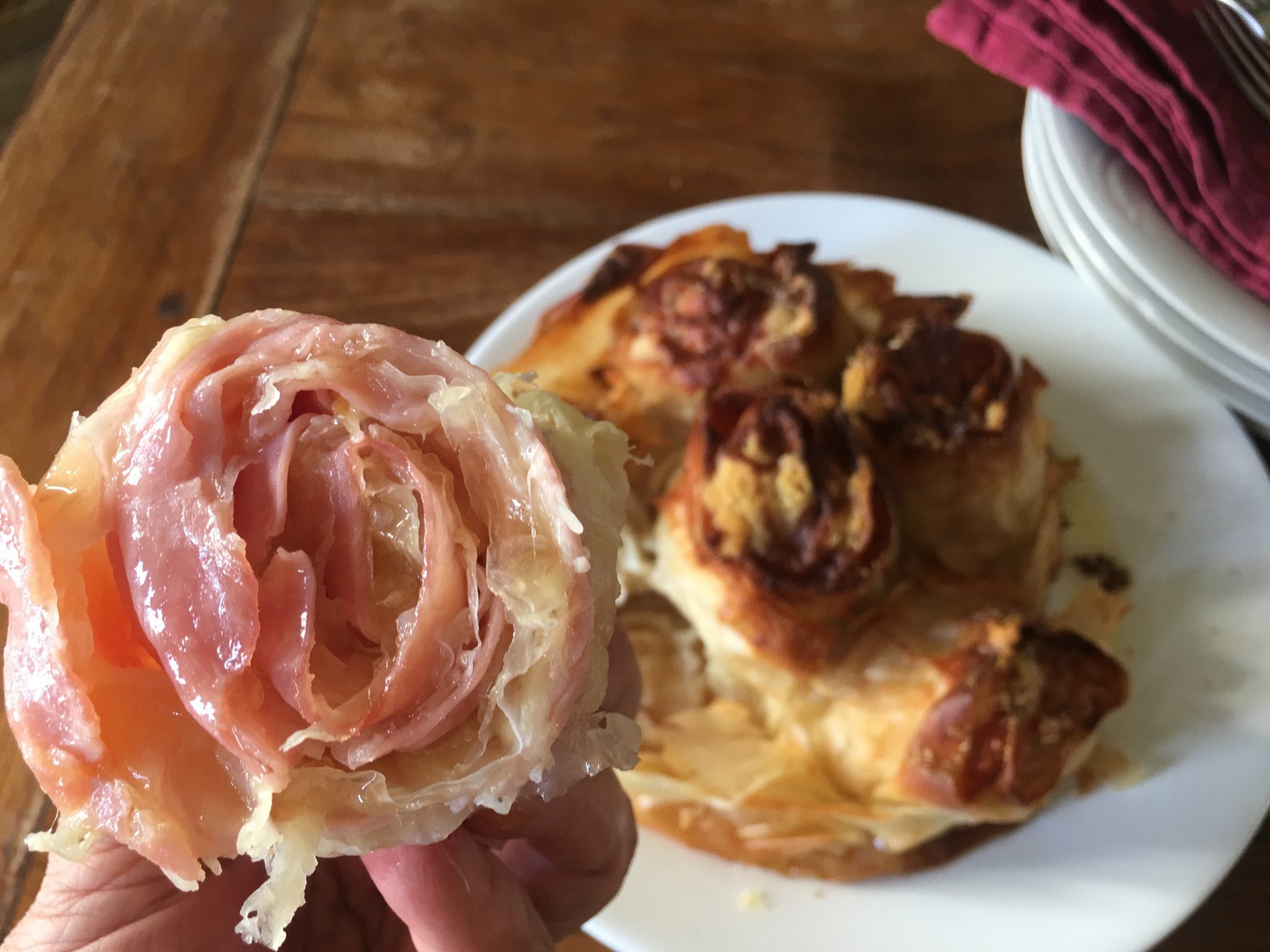 Bouquet croccante di rose fyllo al prosciutto e formaggio - particolare