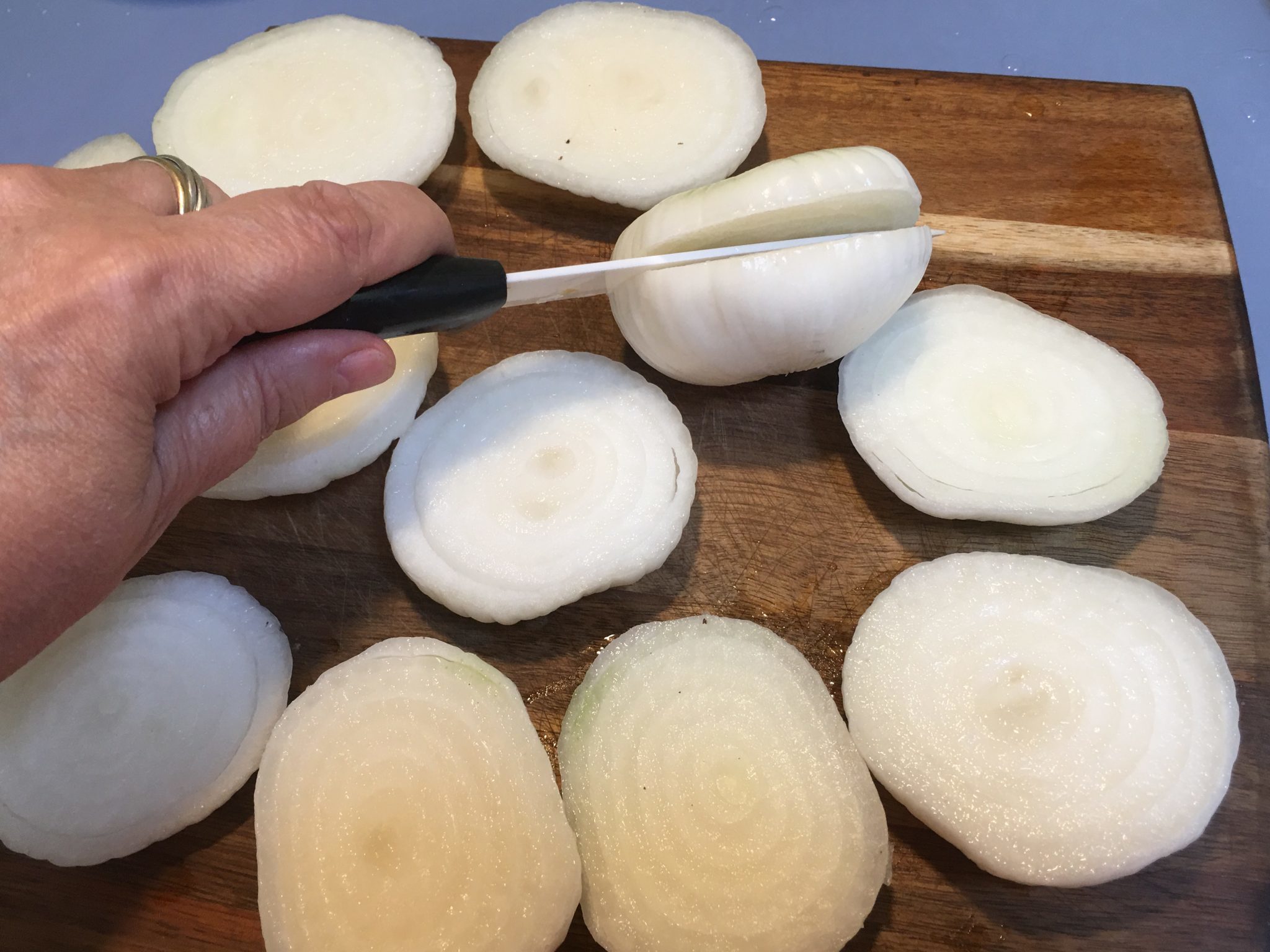Cipolle arrosto per principianti - cipolle tagliate a metà