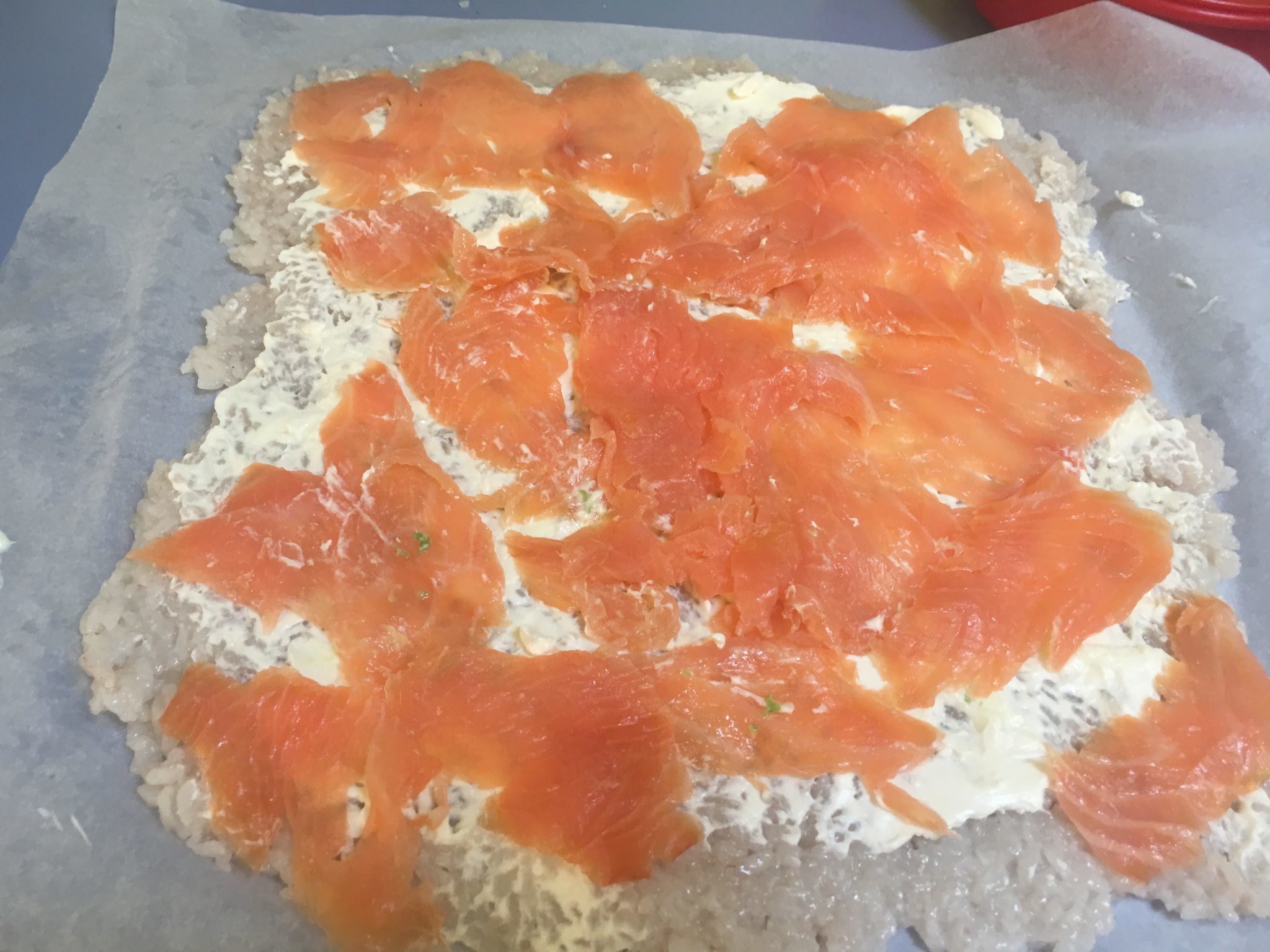 Finto sushi all'italiana - le fette di salmone disposte sul riso