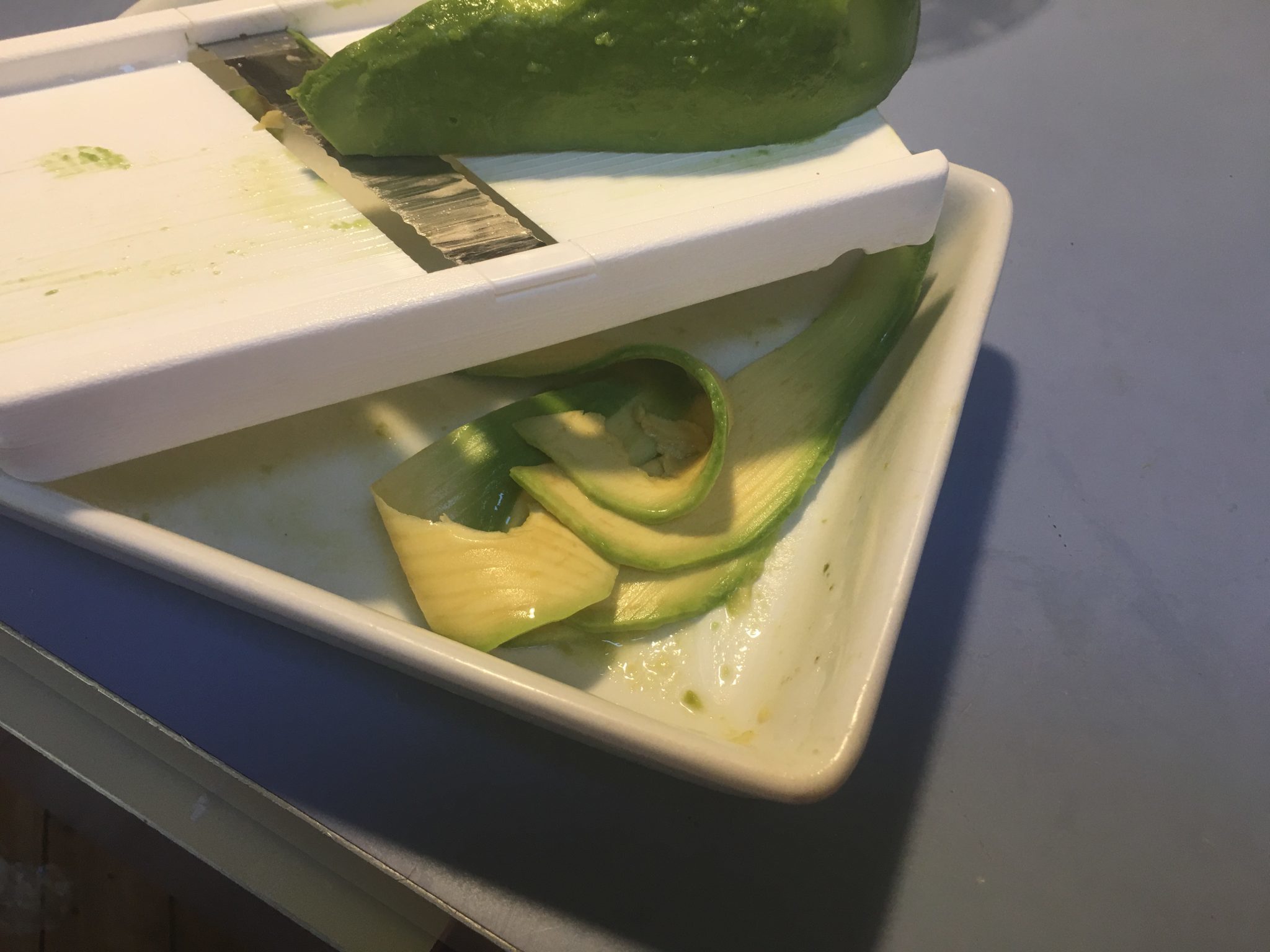 Finto sushi all'italiana - avocado affettato con la mandolina