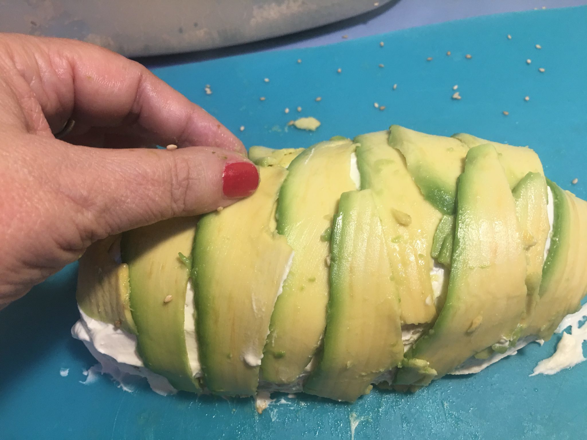 Finto sushi all'italiana - copertura con le fettine di avocado