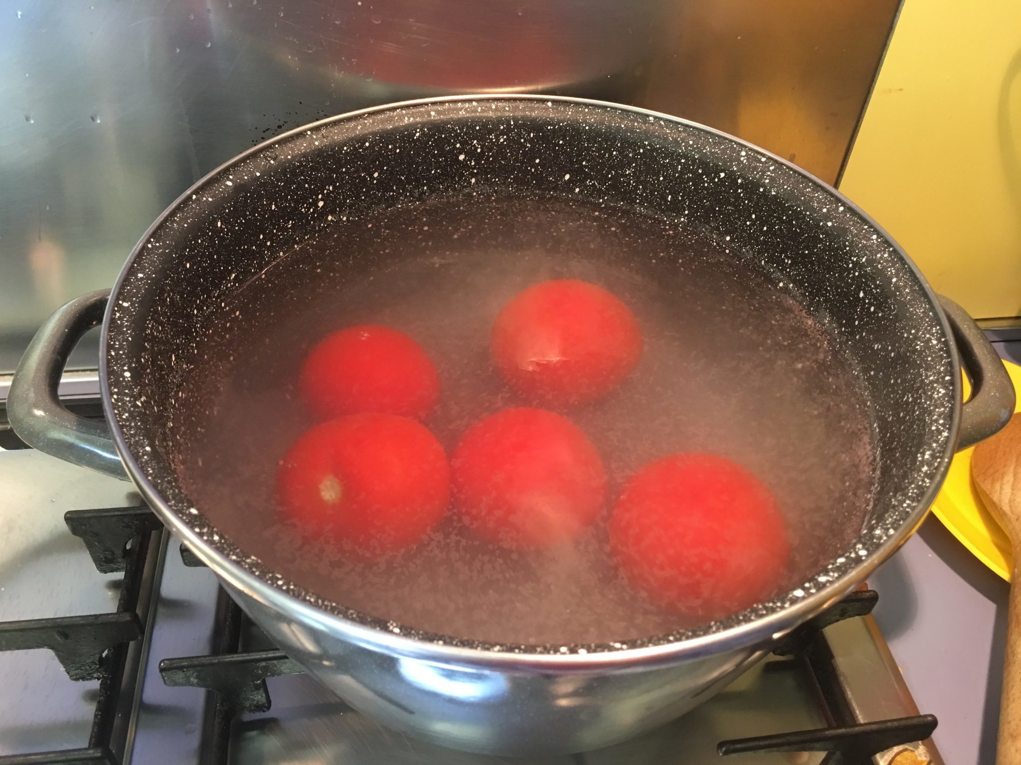 Pasta fredda al profumo d'estate - pomodori in acqua bollente