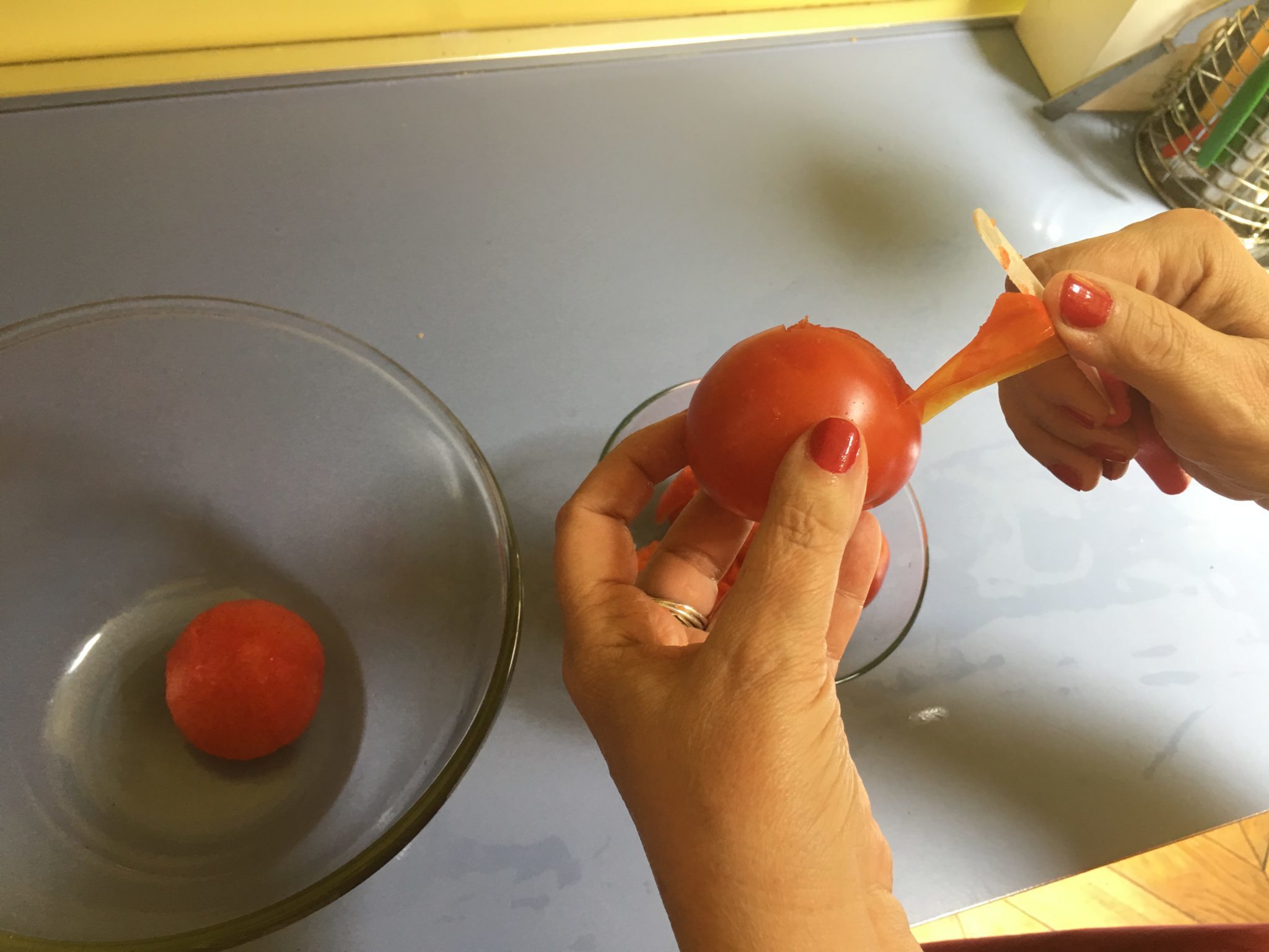 Pasta fredda al profumo d'estate - spellatura dei pomodori