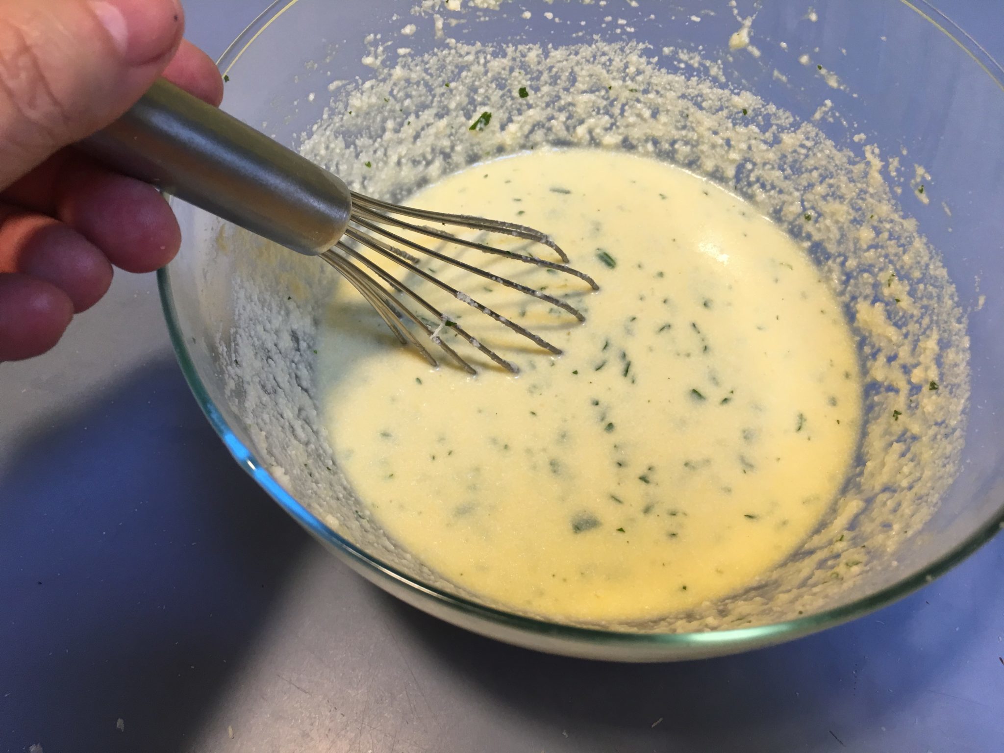 Torta fyllo al parmigiano - le uova sbattute con il latte