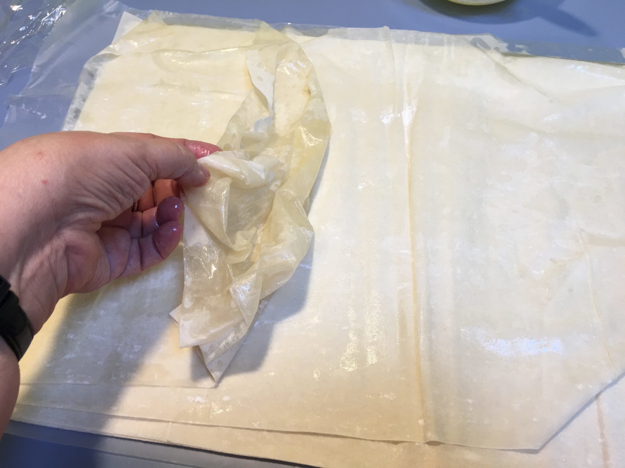 Torta fyllo al parmigiano - accartocciatura del primo foglio di pasta