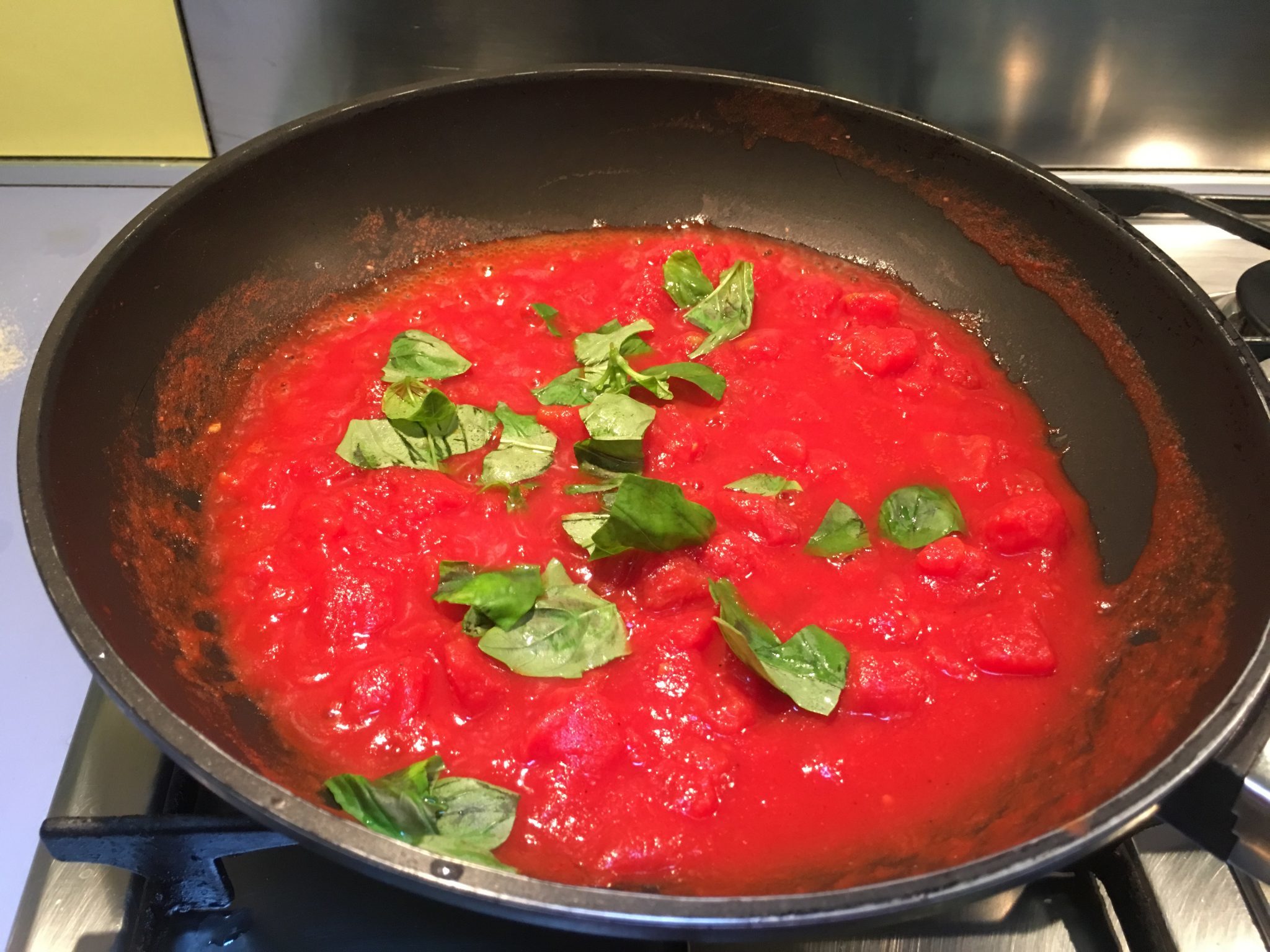 Uova al pomodoro super light - pomodoro condito in cottura con basilico