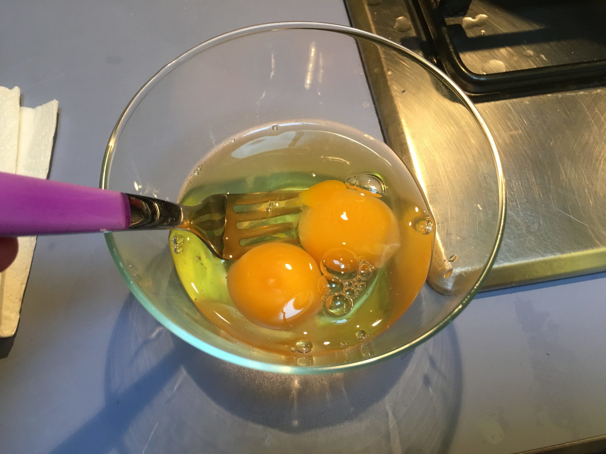 Uova al pomodoro super light - le uova in una ciotolina