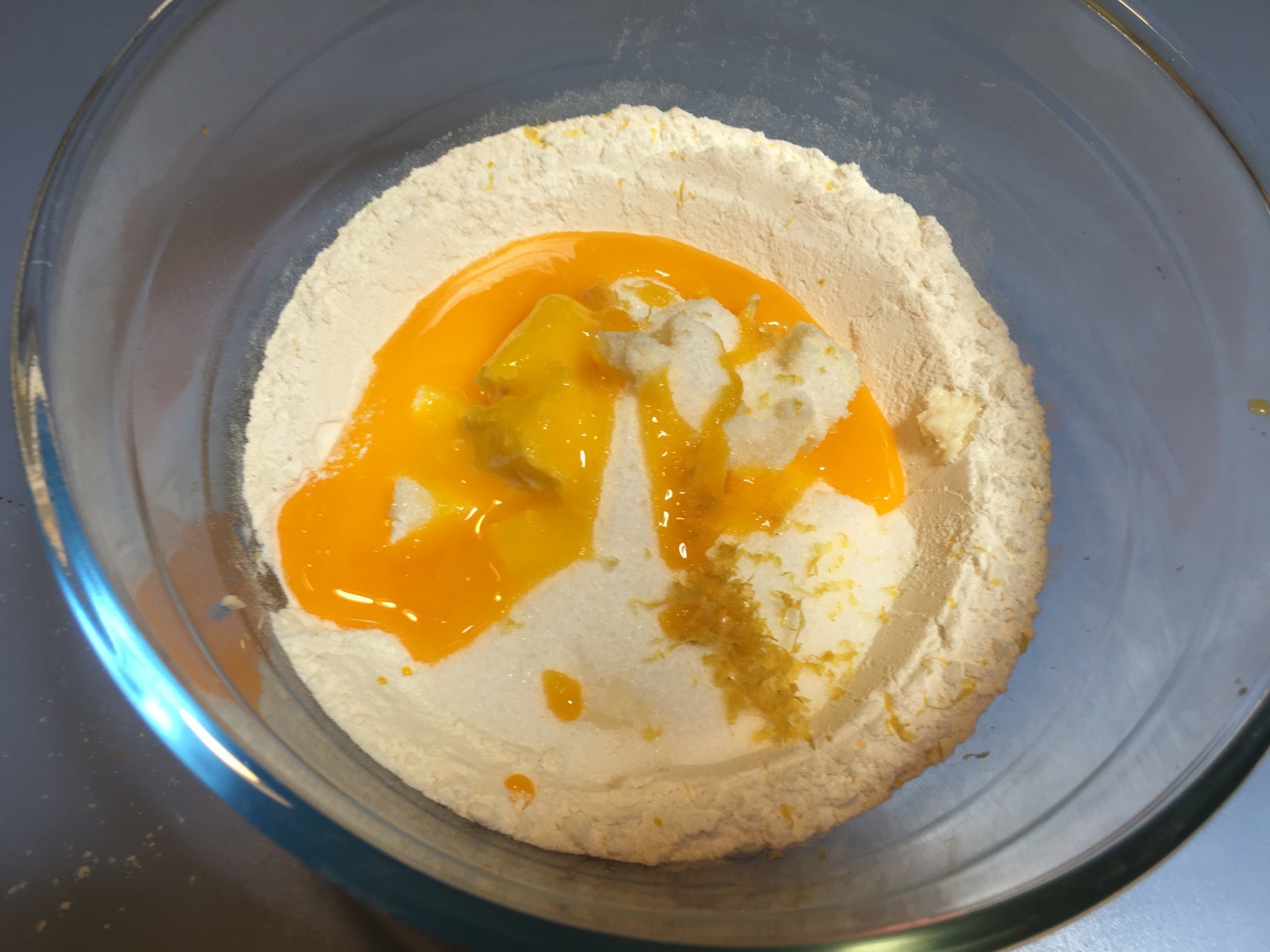 Pasta frolla - aggiunta dell'uovo sbattuto all'impasto