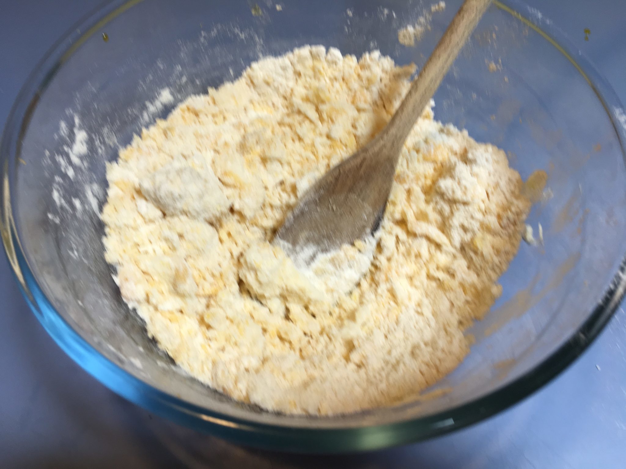 Pasta frolla - ingredienti mischiati con un cucchiaio di legno