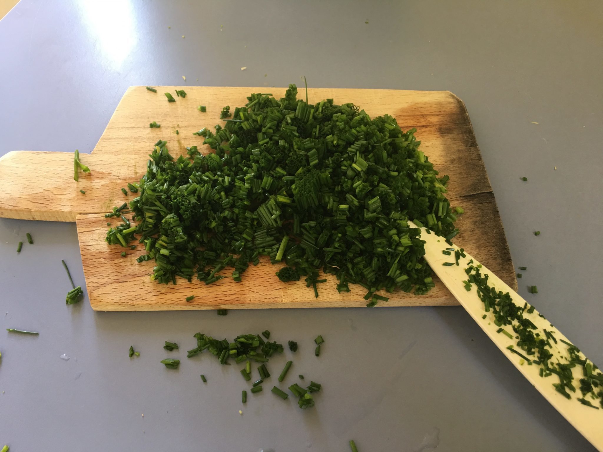 Hamburger di broccoli e zucchine - l'erba cipollina tagliata