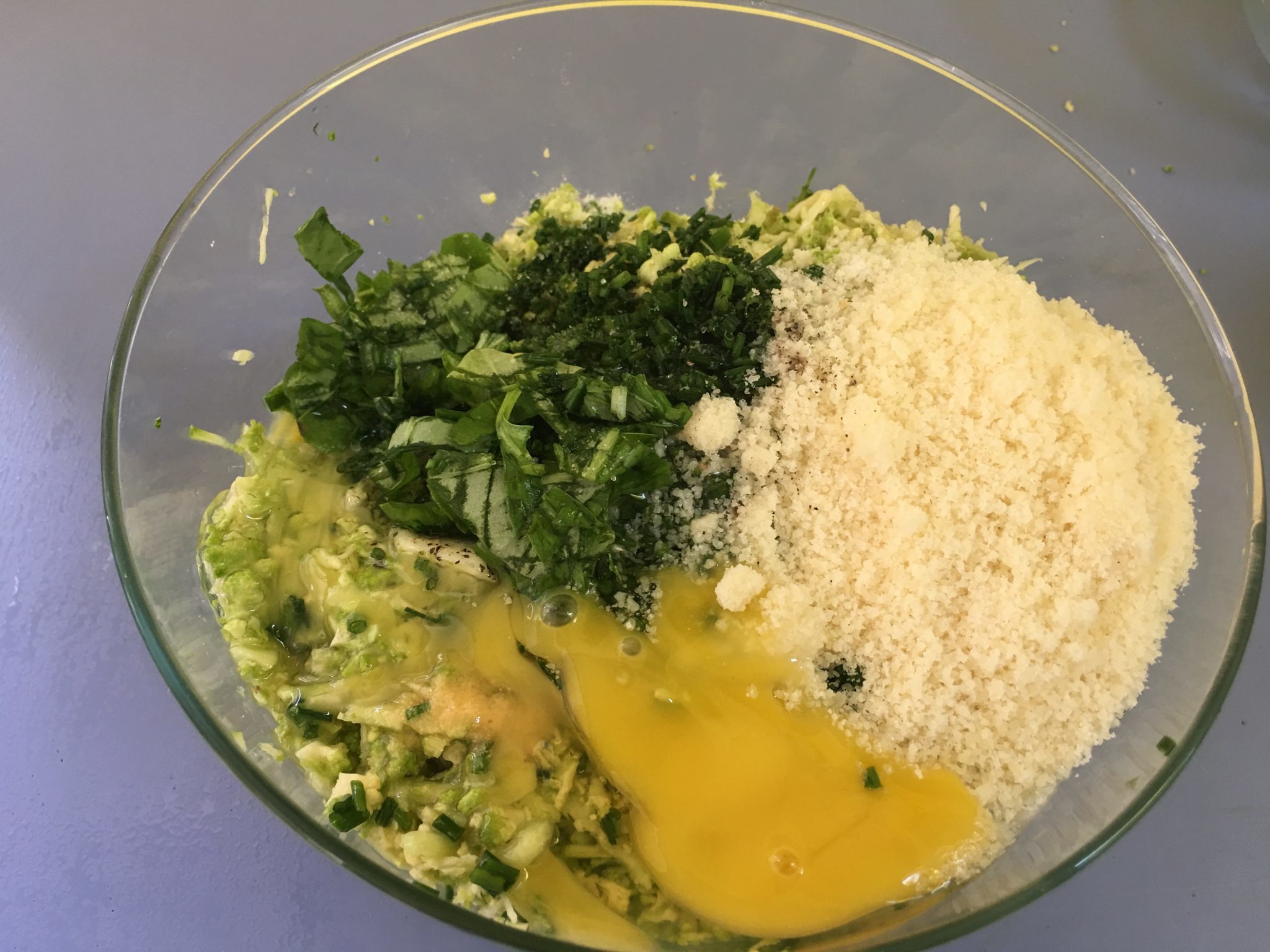 Hamburger di broccoli e zucchine - tutti gli ingredienti uniti alle verdure