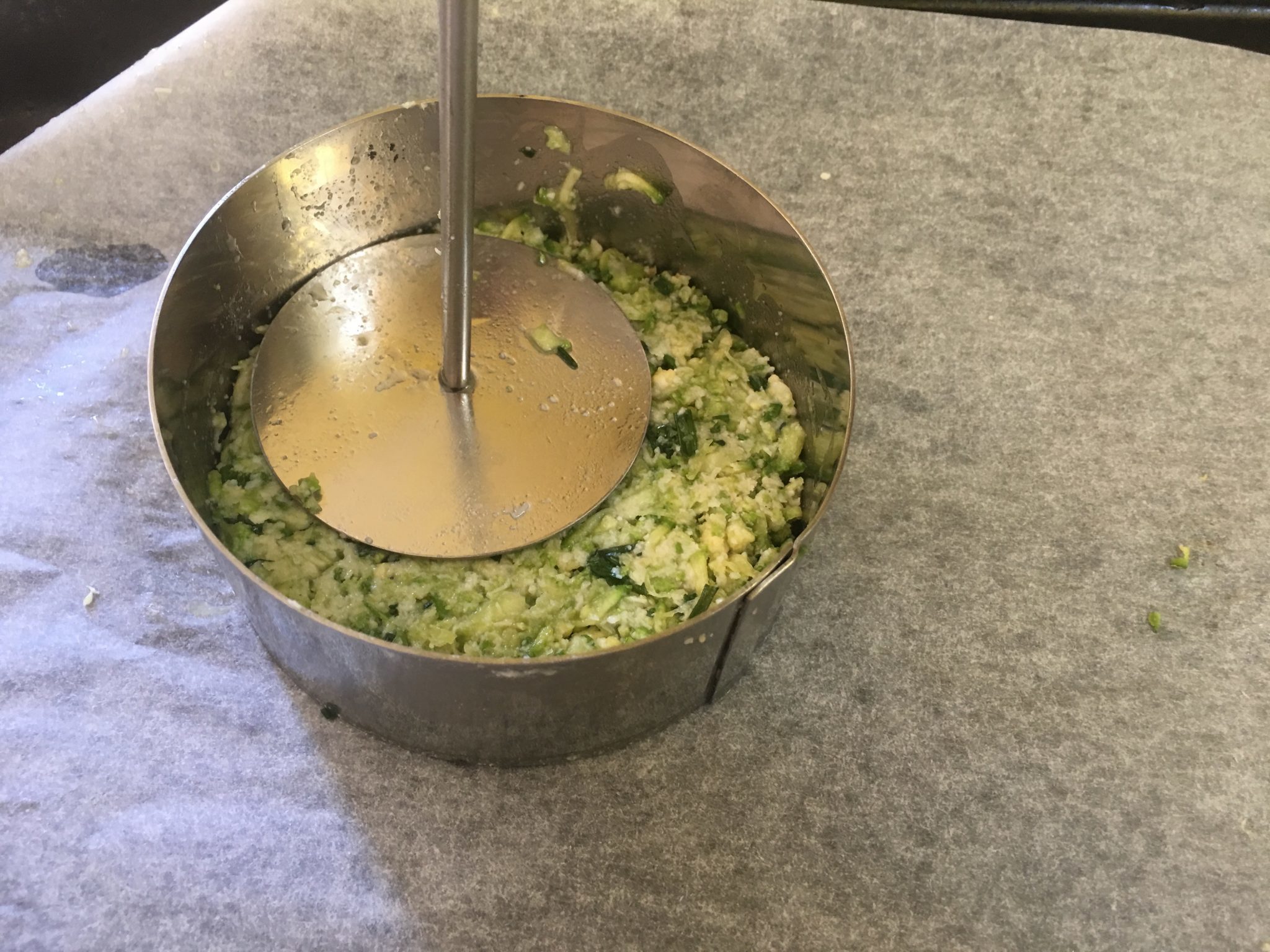 Hamburger di broccoli e zucchine - l'impasto pressato nel coppa pasta 