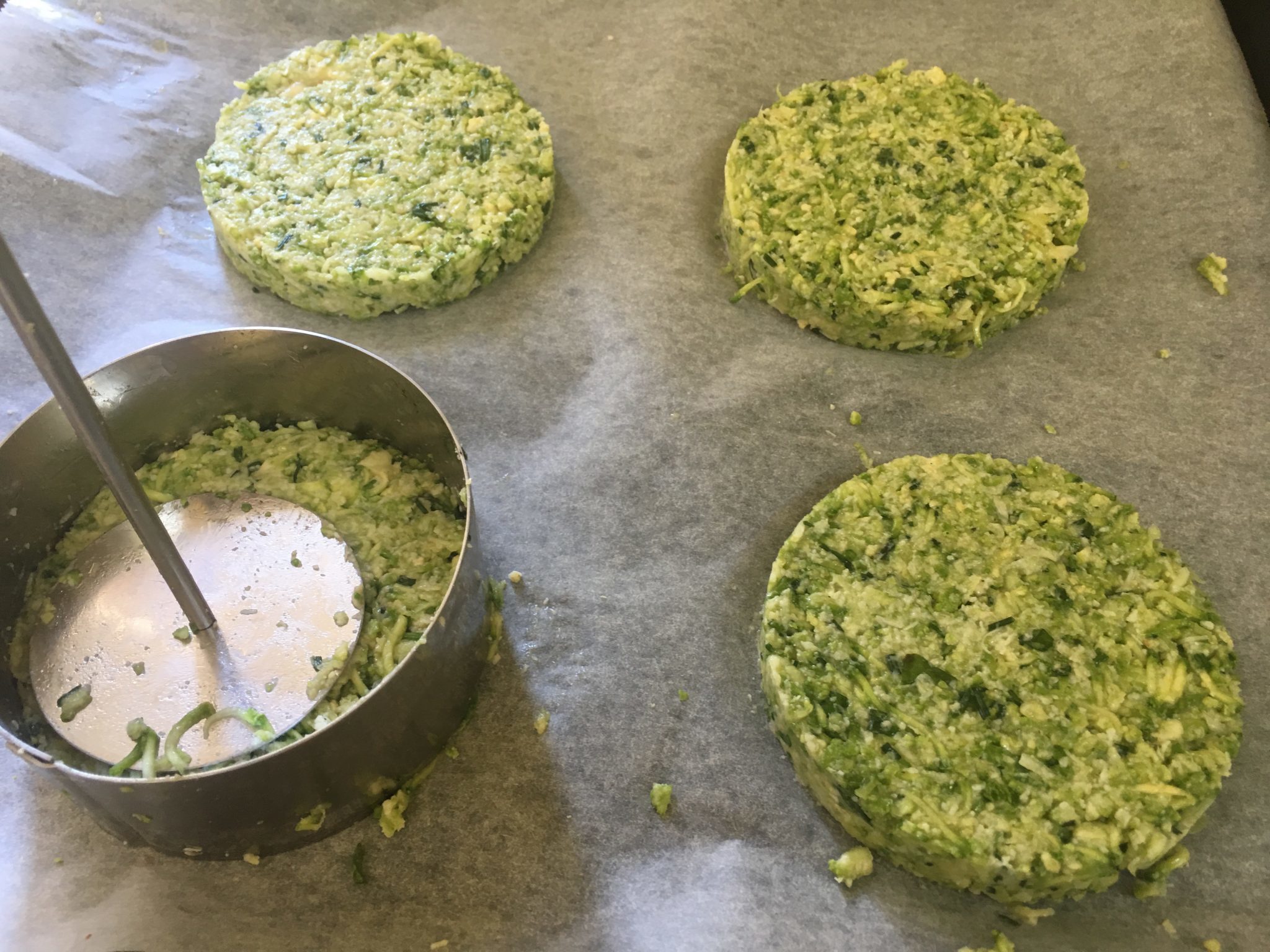 Hamburger di broccoli e zucchine - gli hamburger pronti per andare in forno