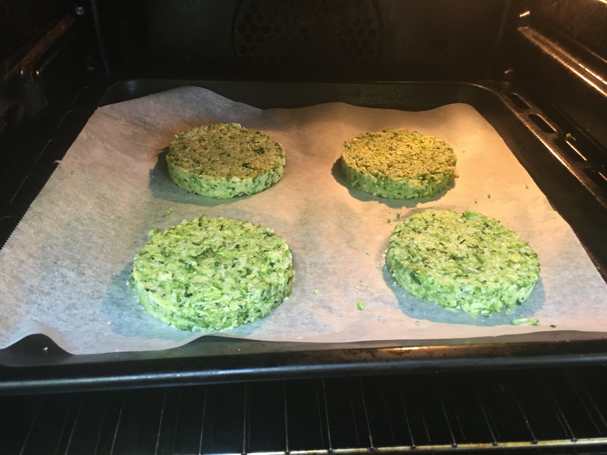 Hamburger di broccoli e zucchine - infornati
