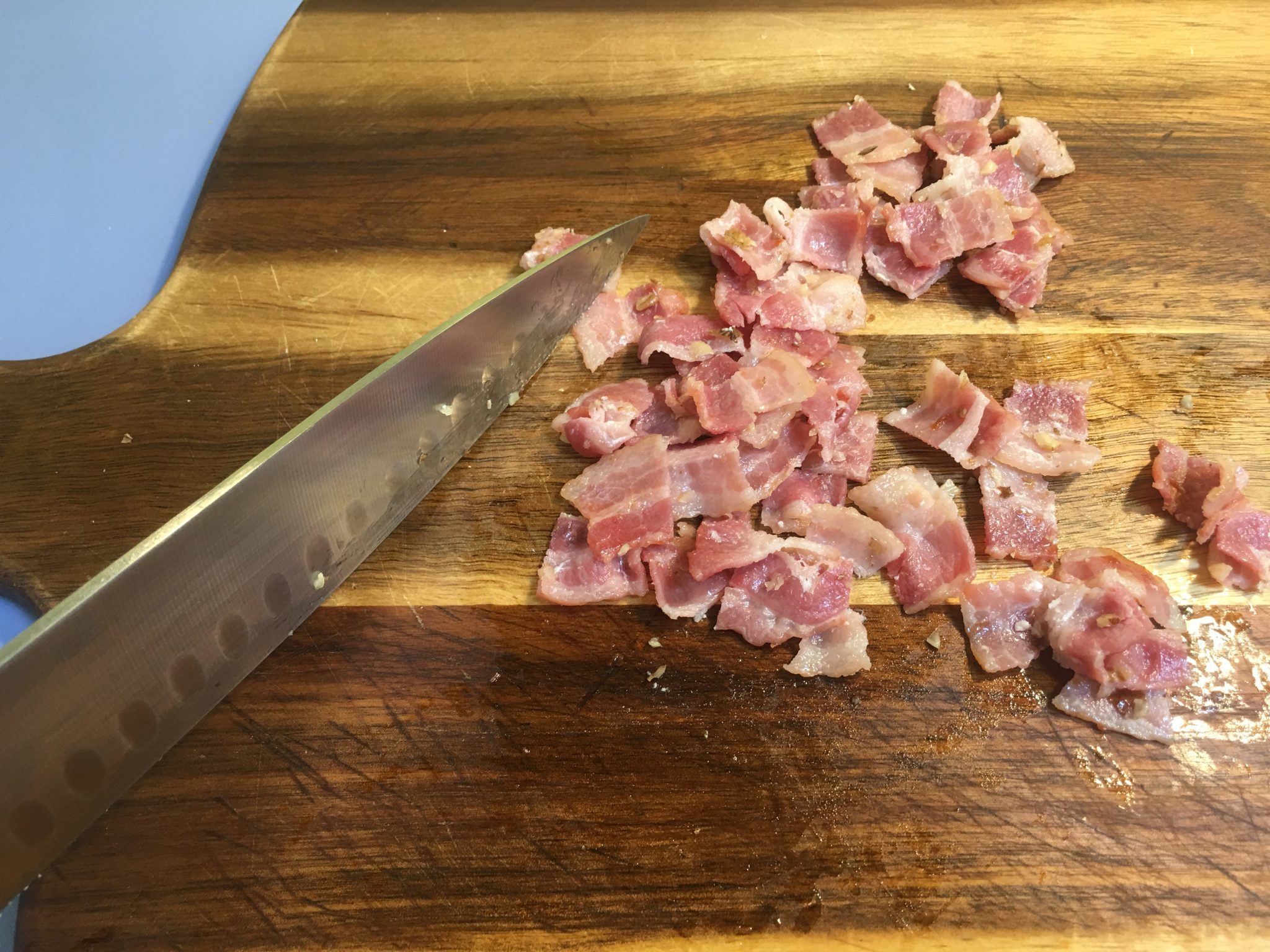 Insalata di valeriana noci e miele - il bacon tagliato a pezzettini