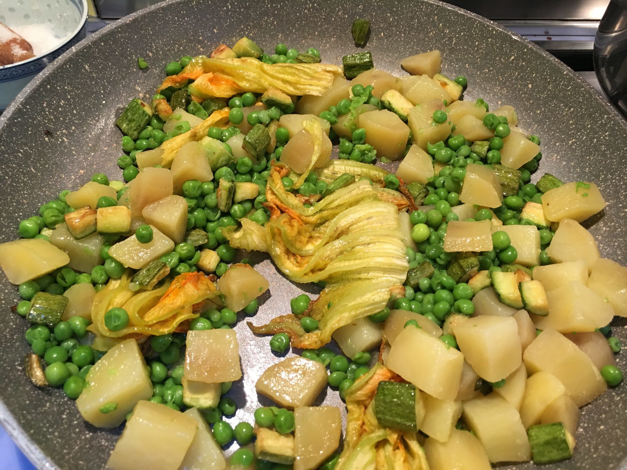 Magico trio: zucchine piselli e patate - piselli patate e fiori in padella con le zucchine