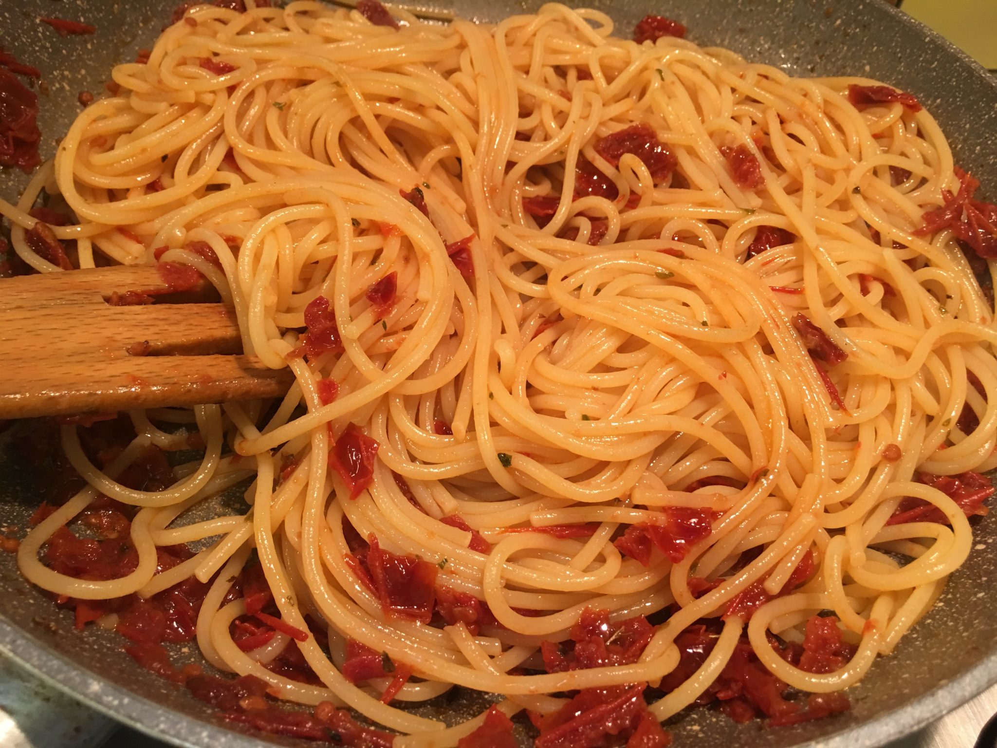 Spaghetti con pomodorini secchi e mollica - la pasta saltata nella padella dei pomodorini