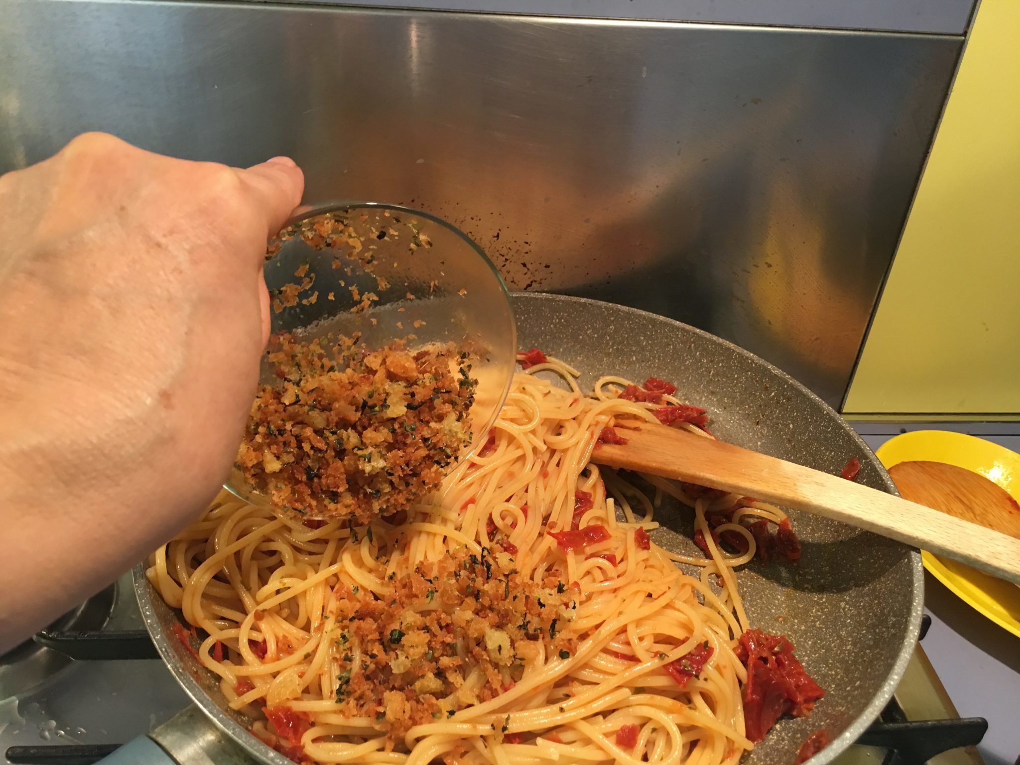 Spaghetti con pomodorini secchi e mollica - aggiunta della mollica tostata