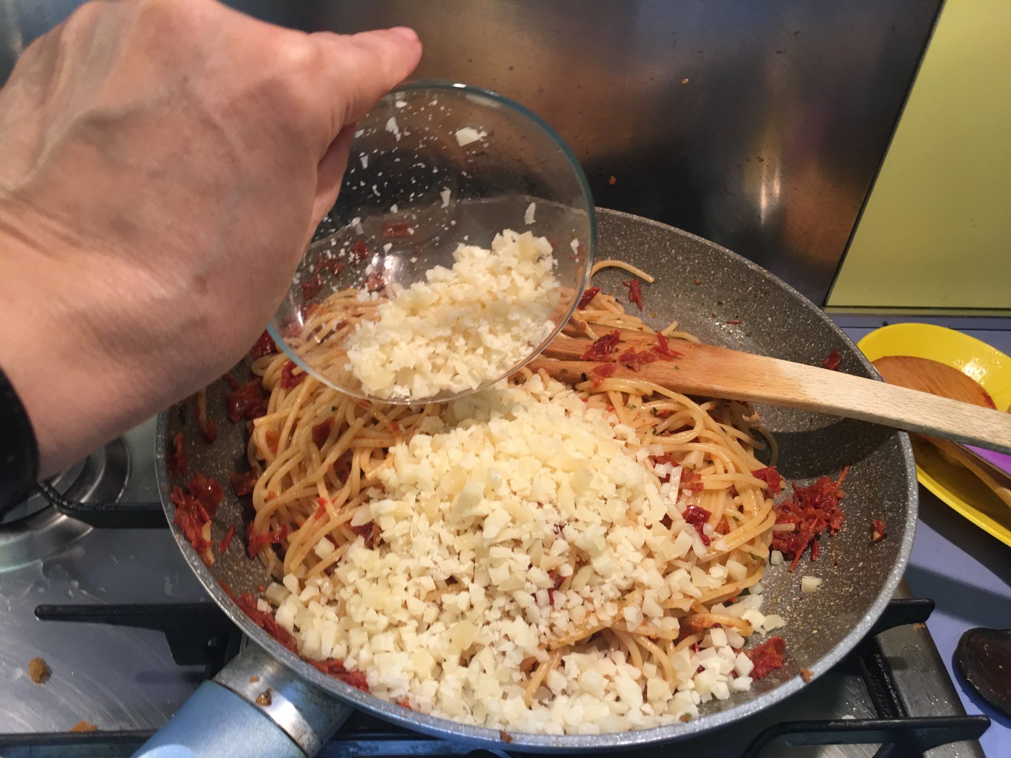 Spaghetti con pomodorini secchi e mollica - aggiunta finale del caciocavallo