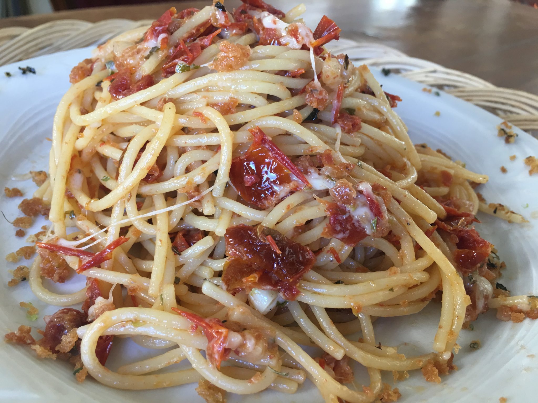 Spaghetti con pomodorini secchi e mollica - piano ravvicinato del piatto