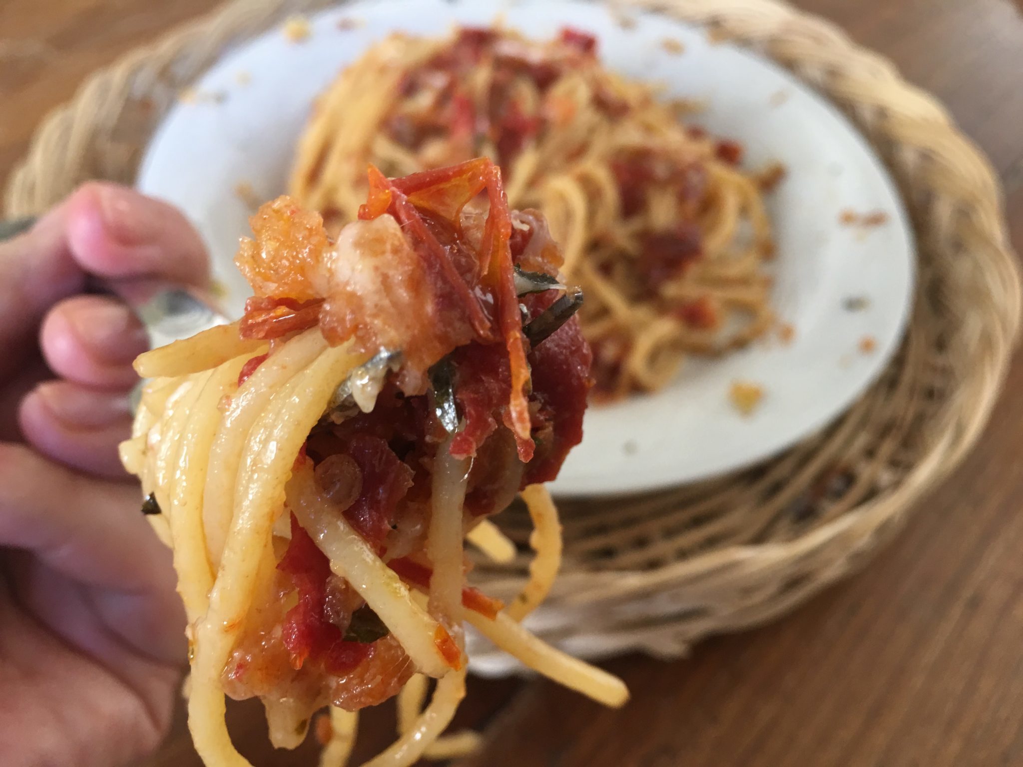Spaghetti con pomodorini secchi e mollica - forchettata