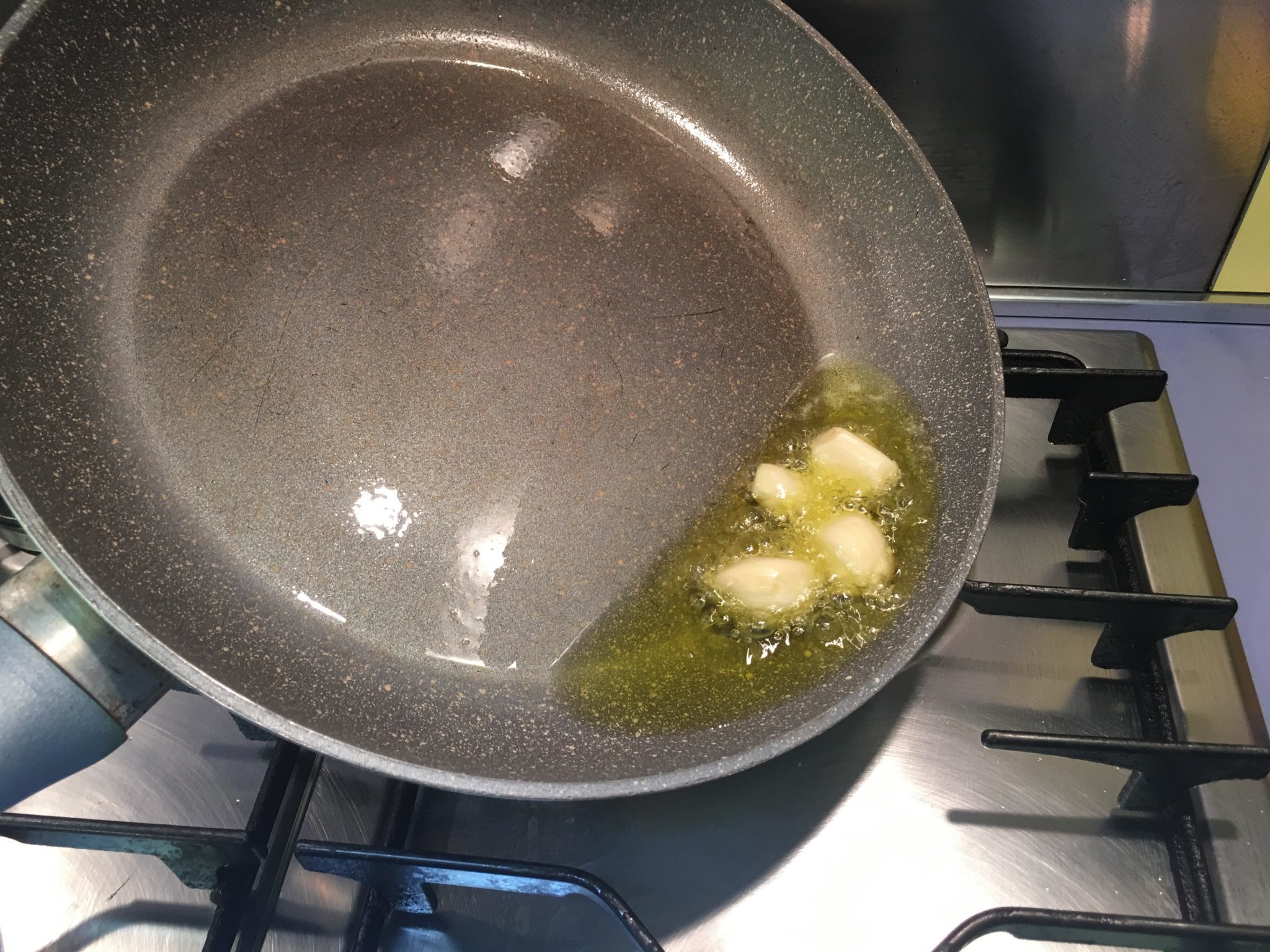 Spaghetti con pomodorini secchi e mollica - l'aglio a soffriggere nell'olio