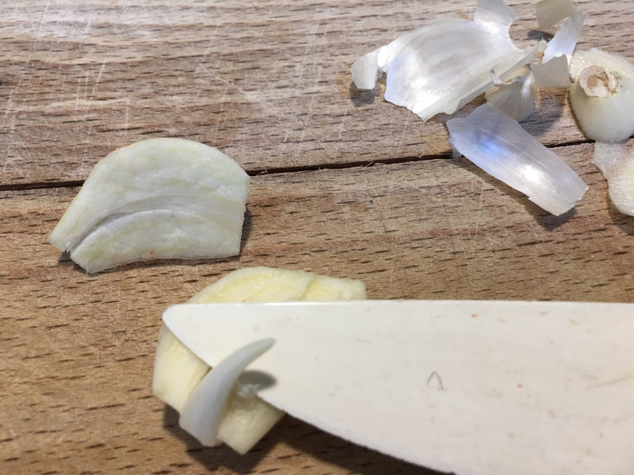 Trofie al pesto di pomodoro e basilico - l'aglio tagliato a metà e privato del germoglio