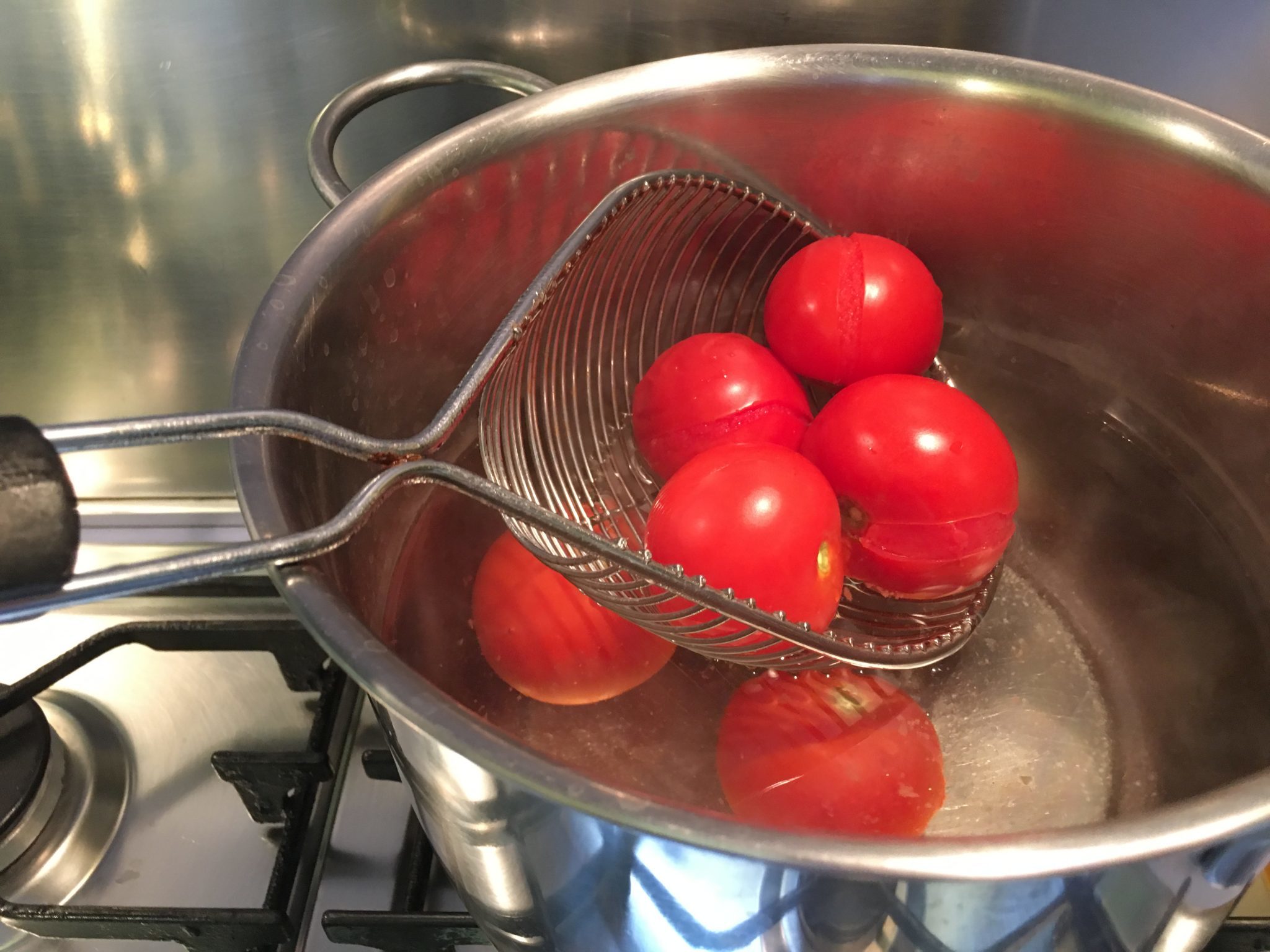 Trofie al pesto di pomodoro e basilico - i pomodori sbollentati nella pentola