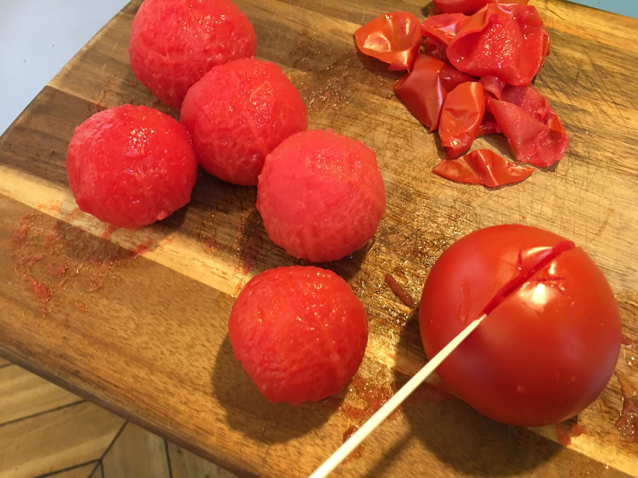 Trofie al pesto di pomodoro e basilico - i pomodori spellati